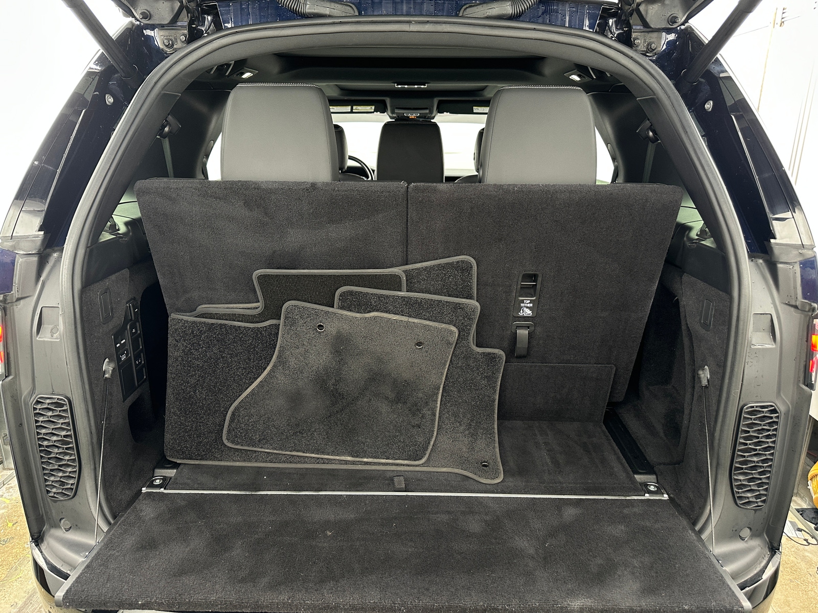 Thumbnail: 2022 Land Rover Discovery - 6