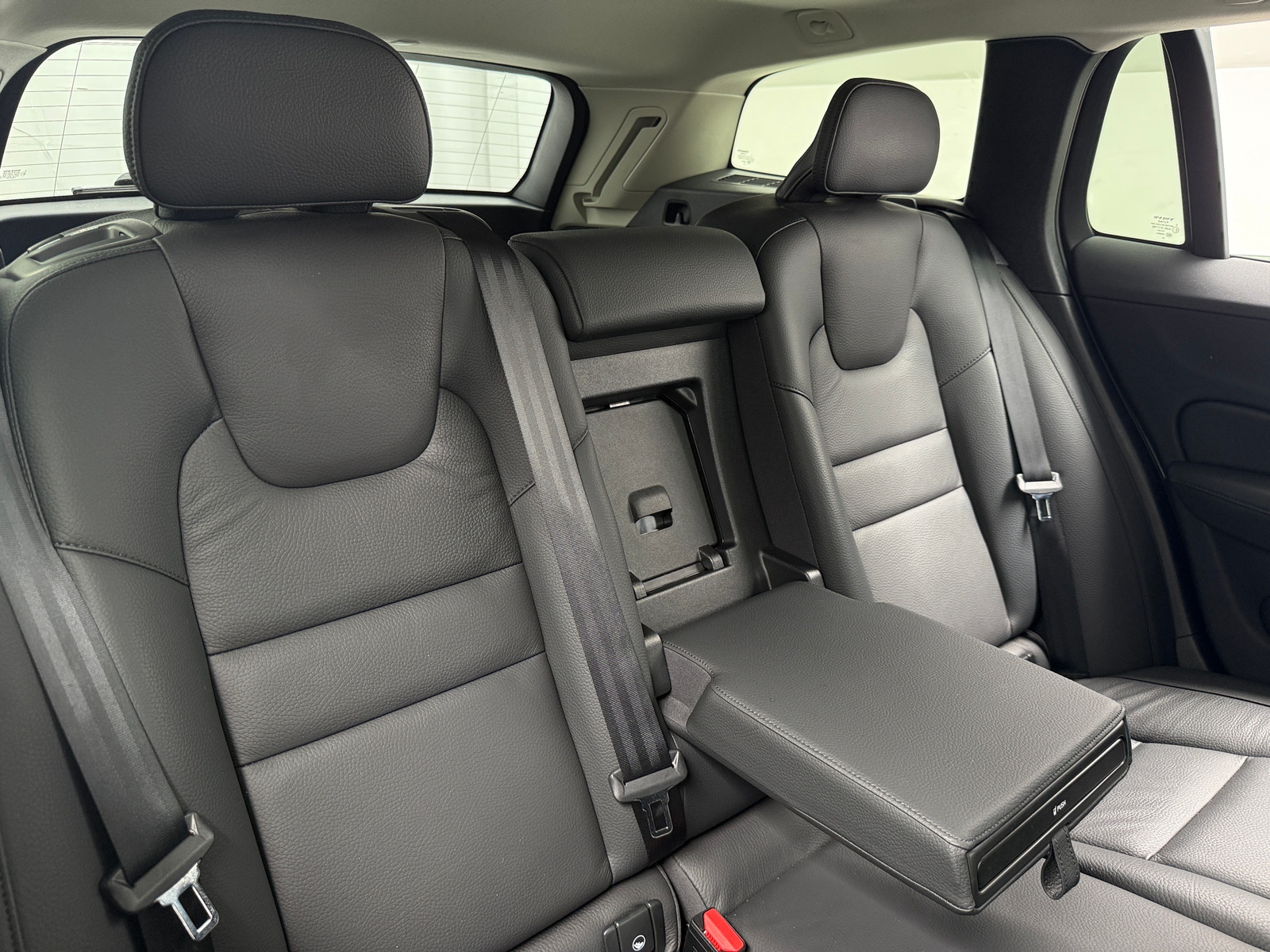 Thumbnail: 2025 Volvo V60 - 5
