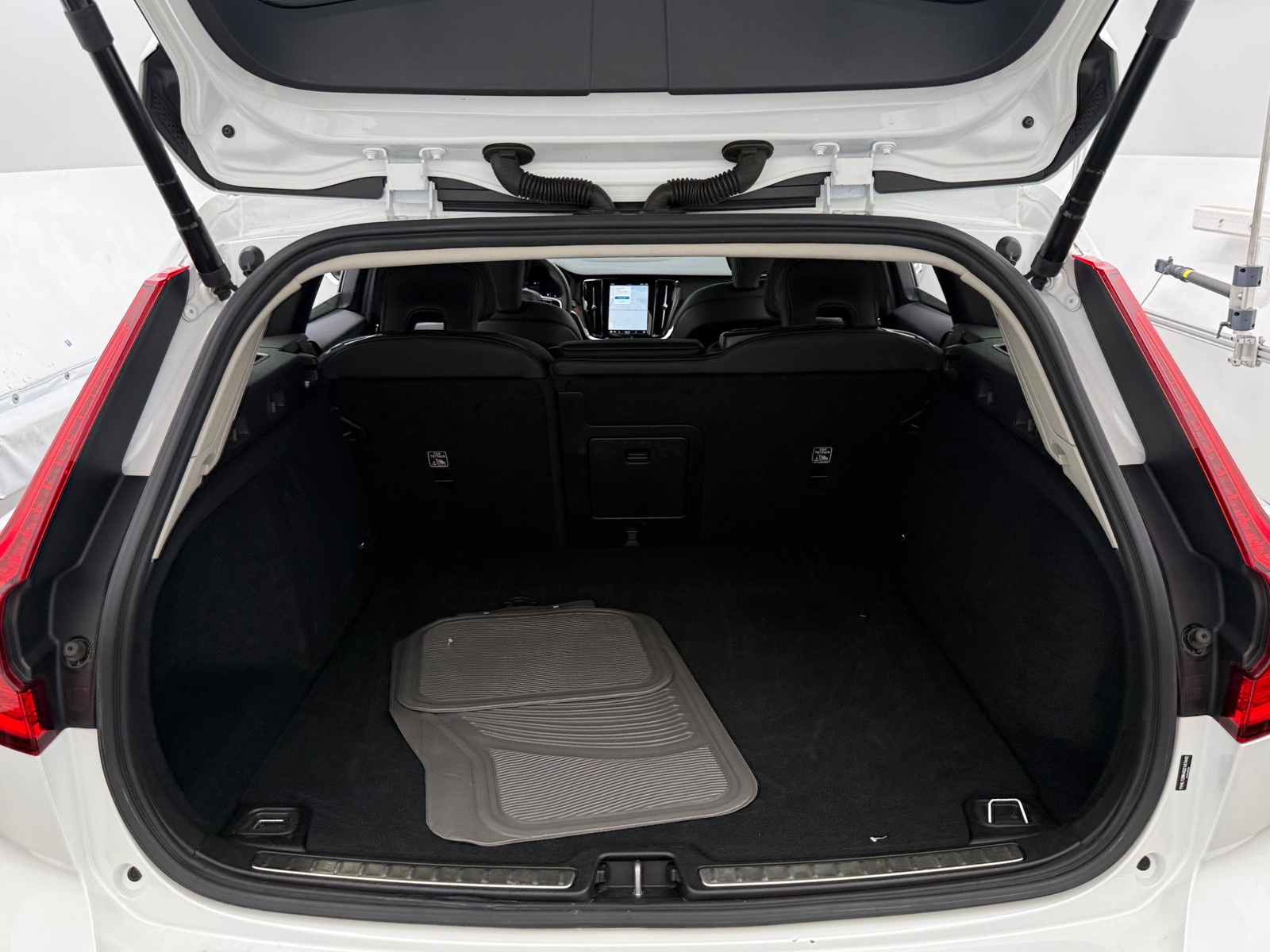 Thumbnail: 2025 Volvo V60 - 6