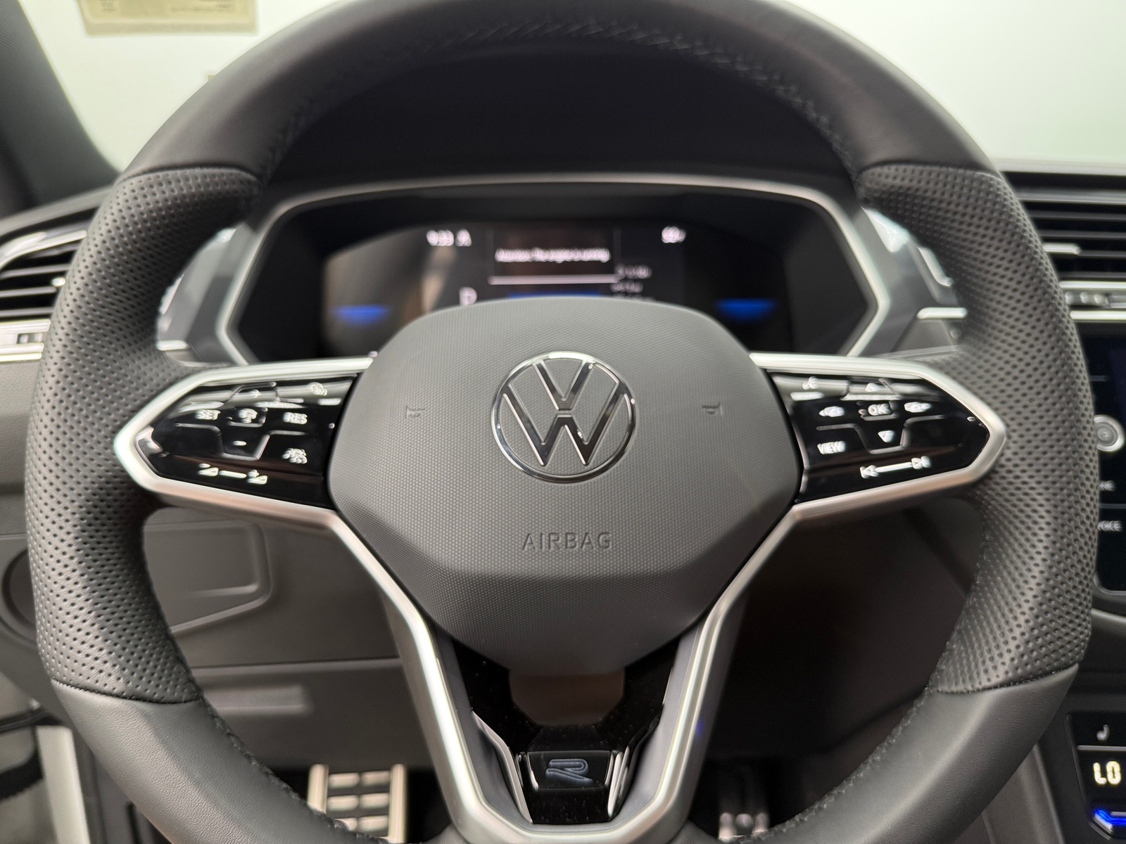 Thumbnail: 2024 Volkswagen Tiguan - 4