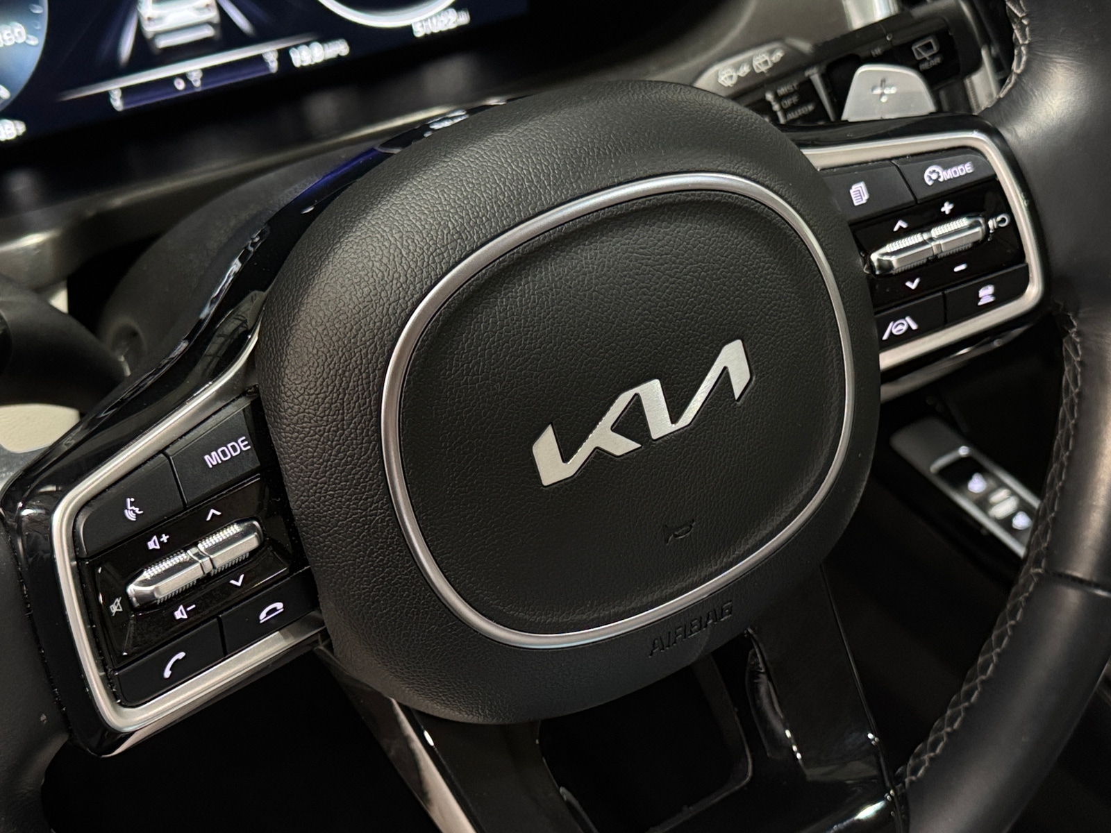 Thumbnail: 2023 Kia Sorento - 4