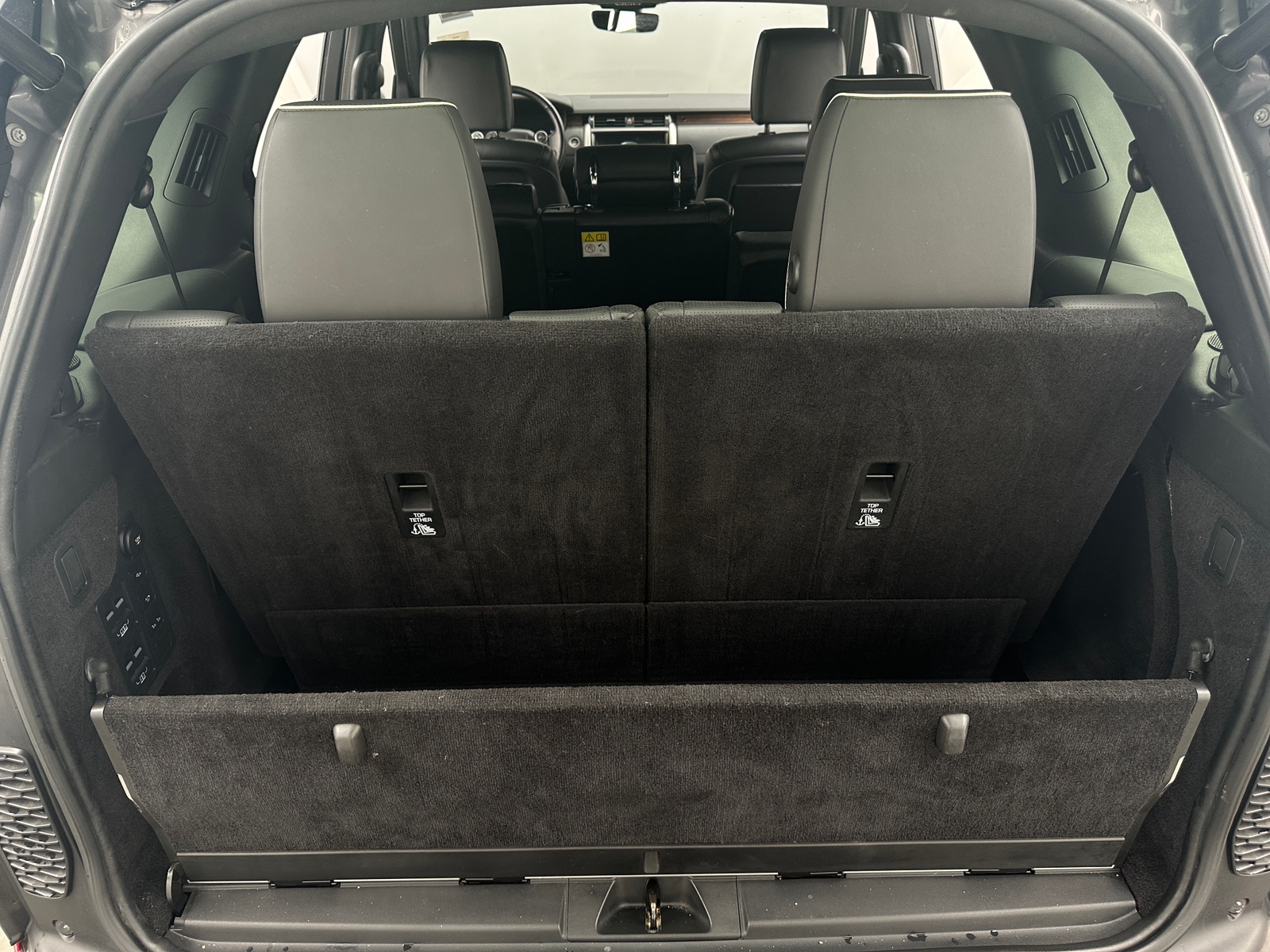 Thumbnail: 2018 Land Rover Discovery - 6