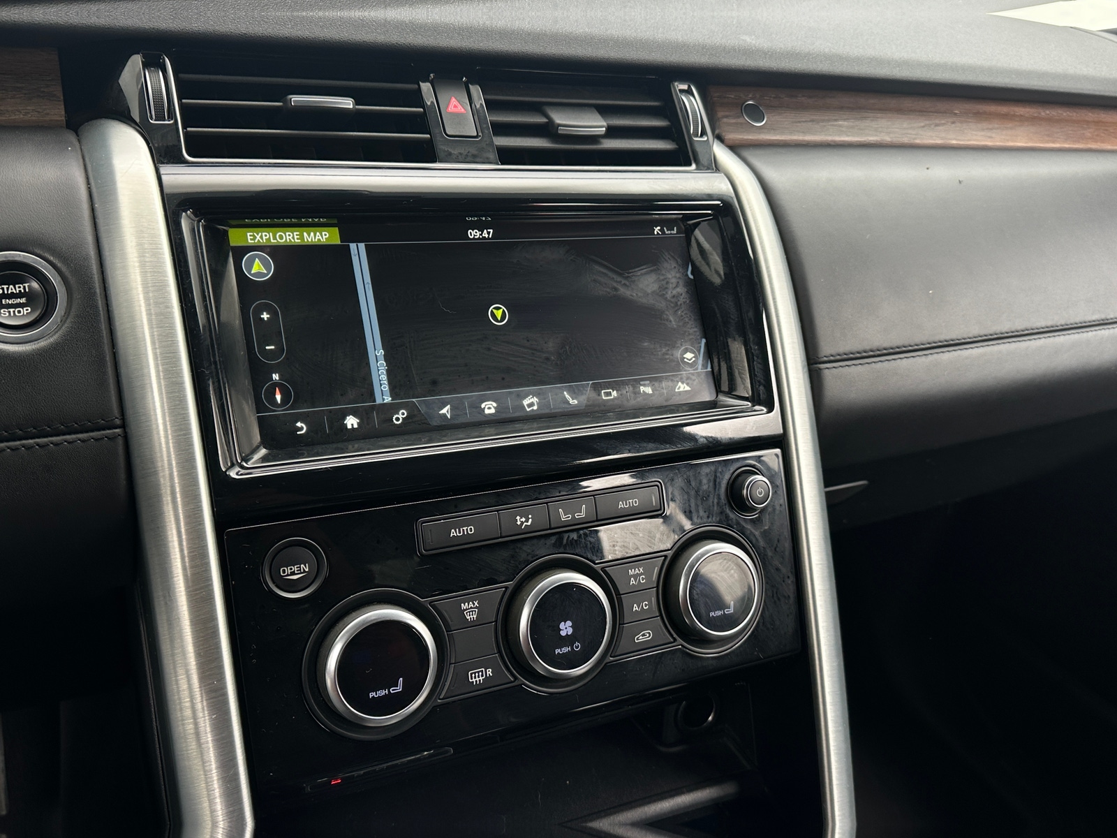 Thumbnail: 2018 Land Rover Discovery - 3