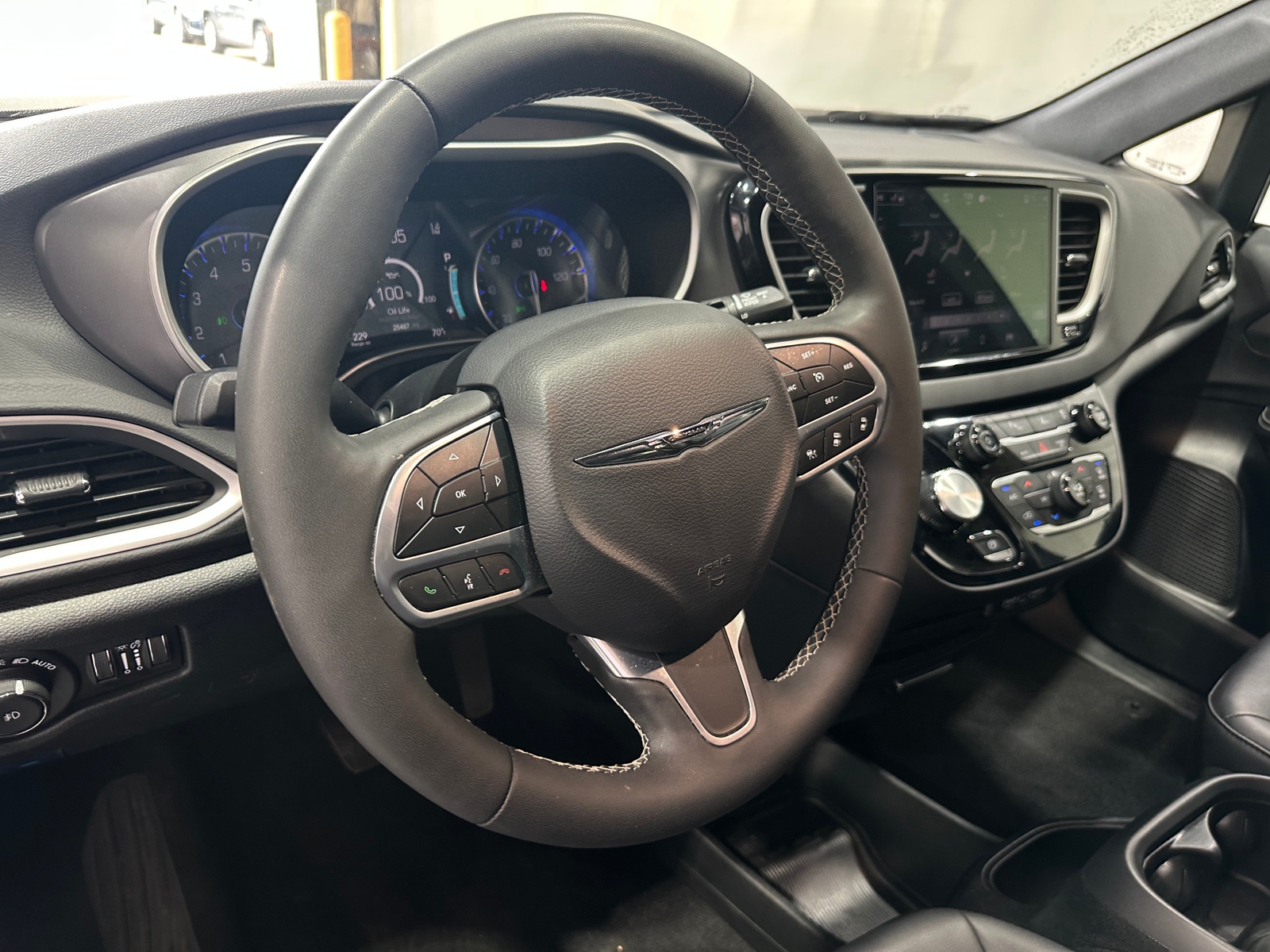 Thumbnail: 2025 Chrysler Pacifica - 4