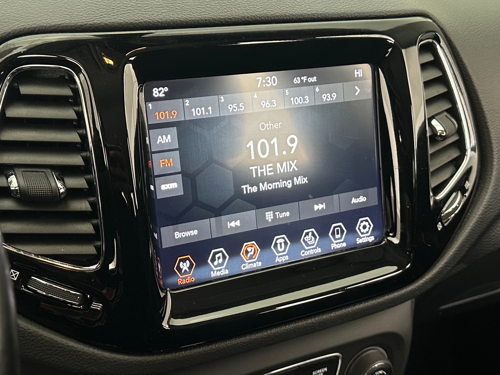 Thumbnail: 2020 Jeep Compass - 3