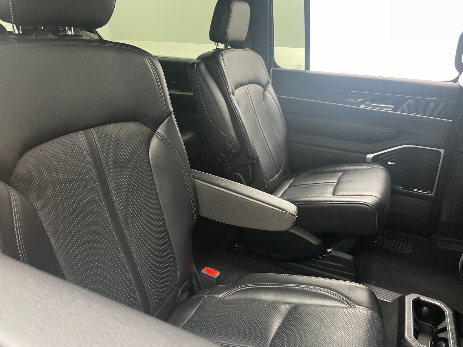 Thumbnail: 2022 Jeep Wagoneer - 5