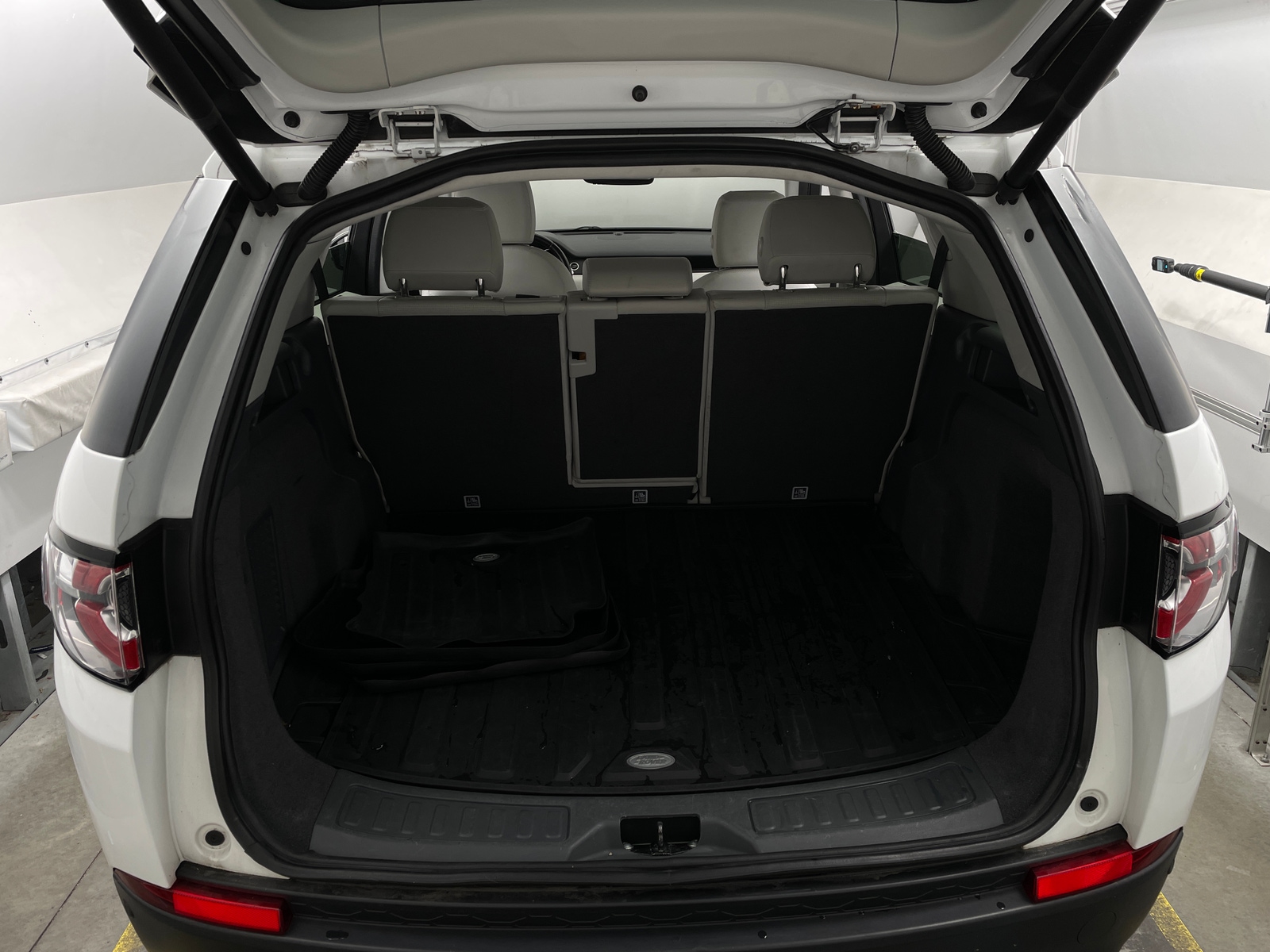 Thumbnail: 2018 Land Rover Discovery Sport - 6