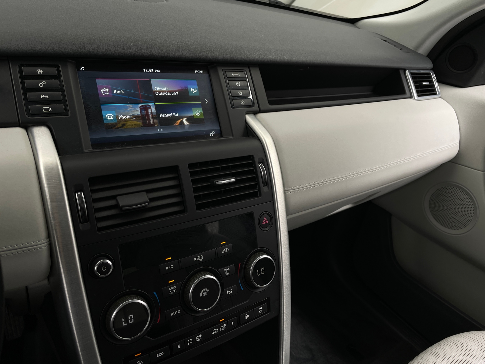 Thumbnail: 2018 Land Rover Discovery Sport - 3