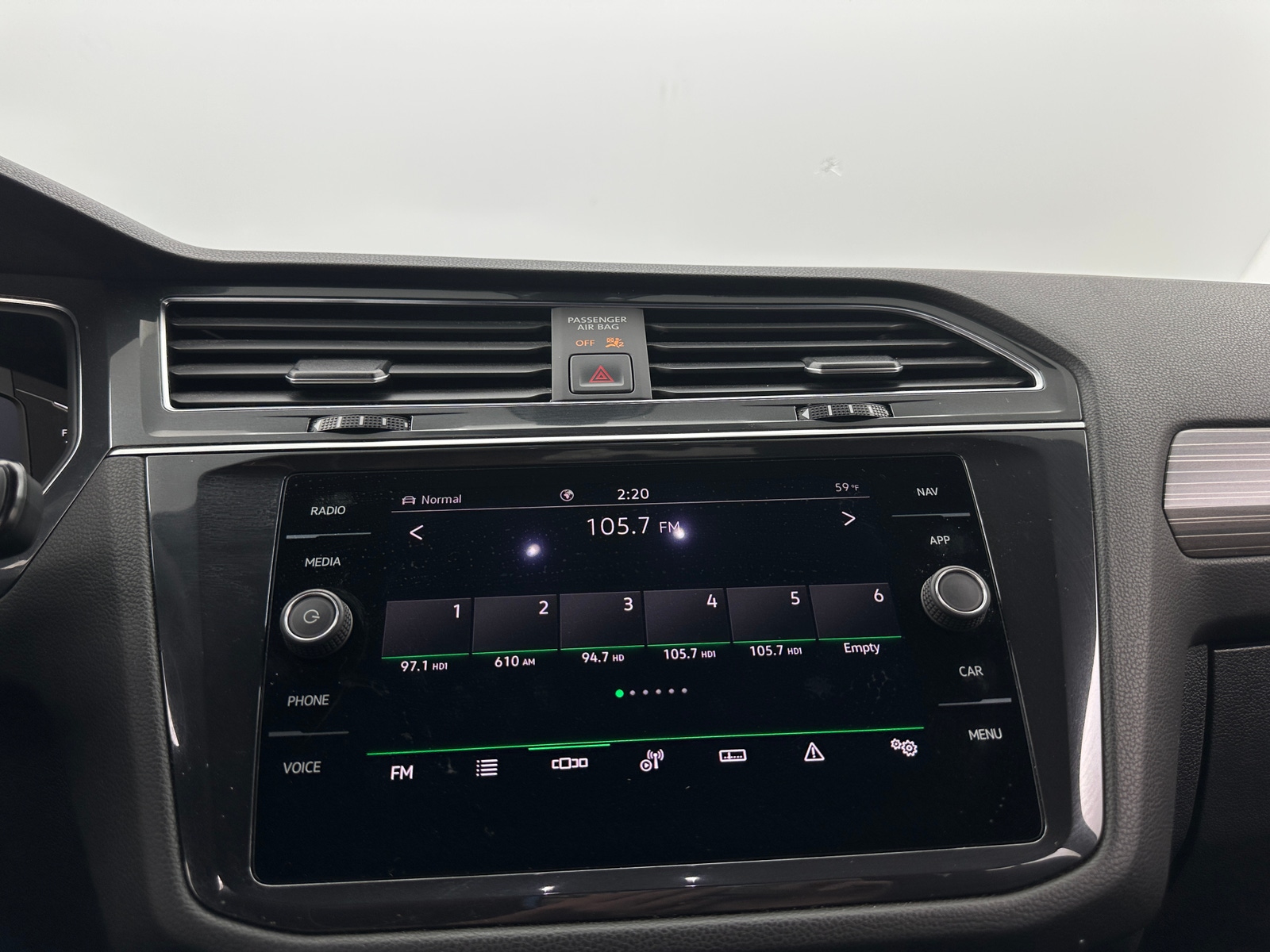 Thumbnail: 2022 Volkswagen Tiguan - 3