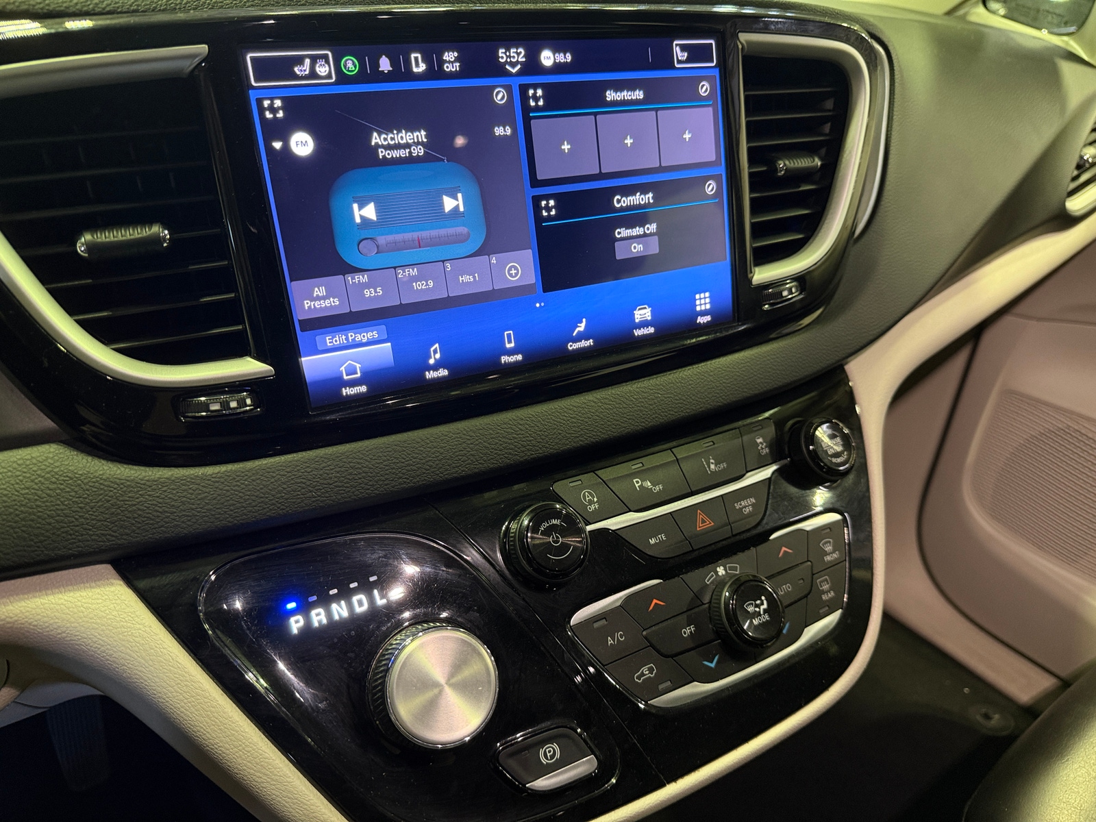Thumbnail: 2023 Chrysler Pacifica - 3