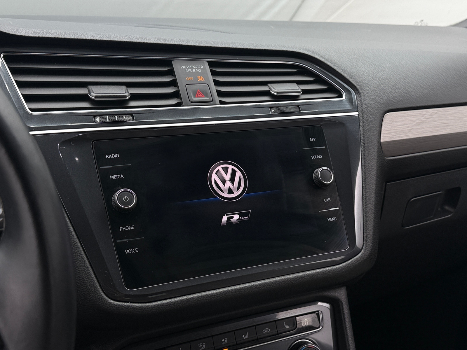 Thumbnail: 2020 Volkswagen Tiguan - 3
