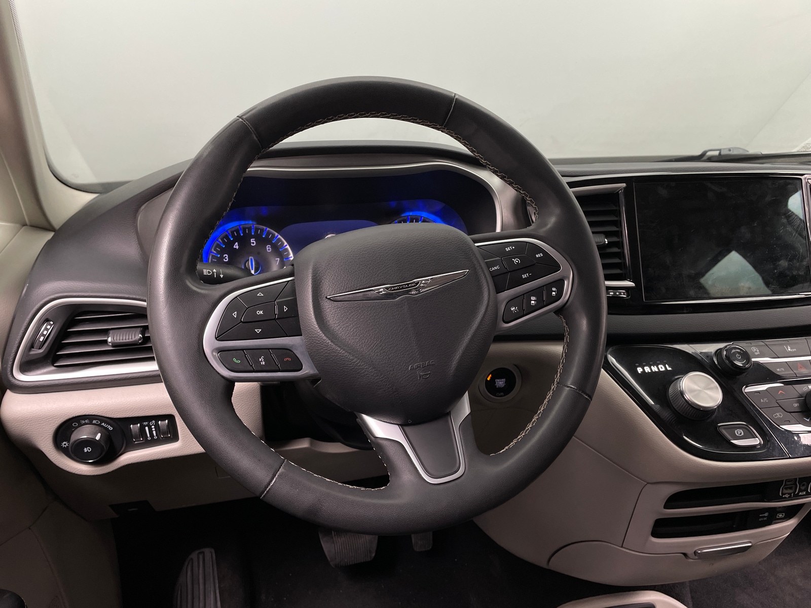 Thumbnail: 2022 Chrysler Pacifica - 4