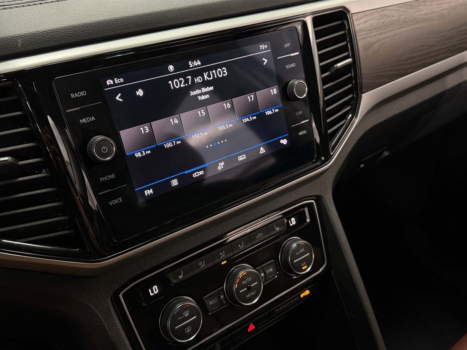 Thumbnail: 2022 Volkswagen Atlas - 3