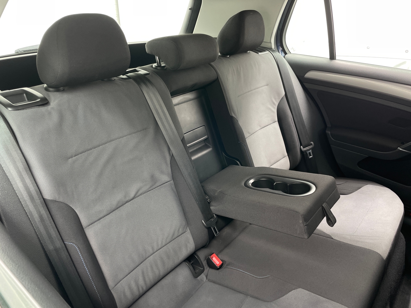 Thumbnail: 2016 Volkswagen e-Golf - 6