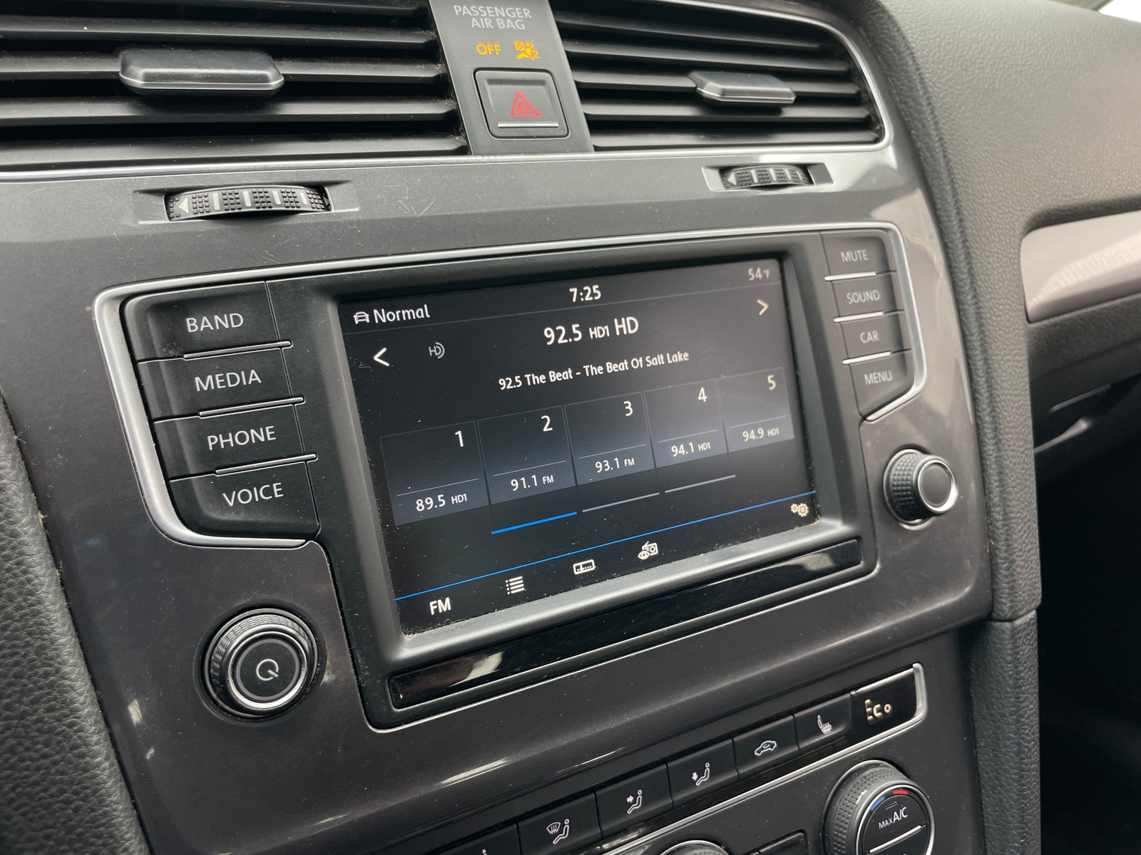 Thumbnail: 2016 Volkswagen e-Golf - 4