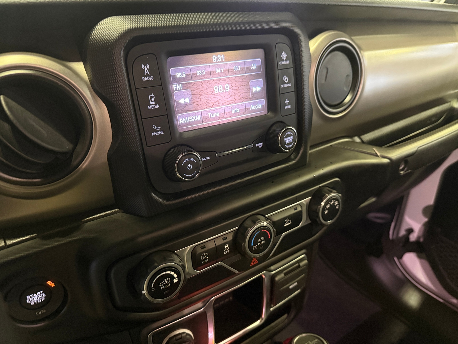 Thumbnail: 2021 Jeep Gladiator - 4