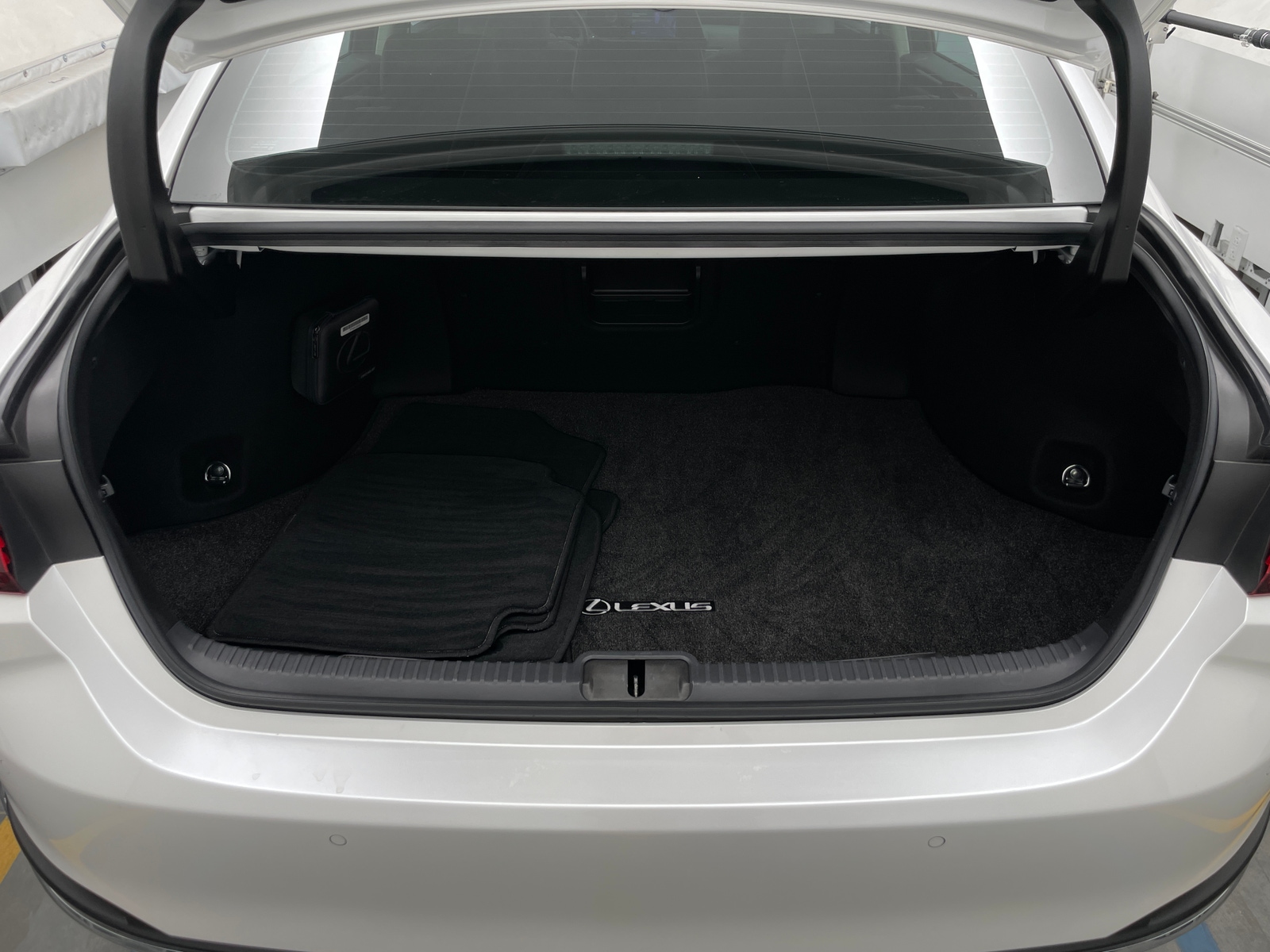 Thumbnail: 2023 Lexus ES - 7