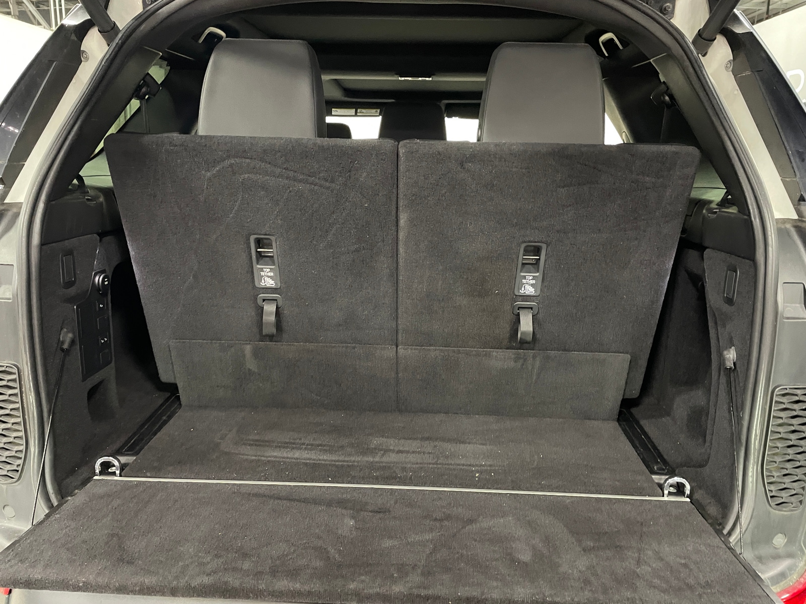 Thumbnail: 2017 Land Rover Discovery - 6