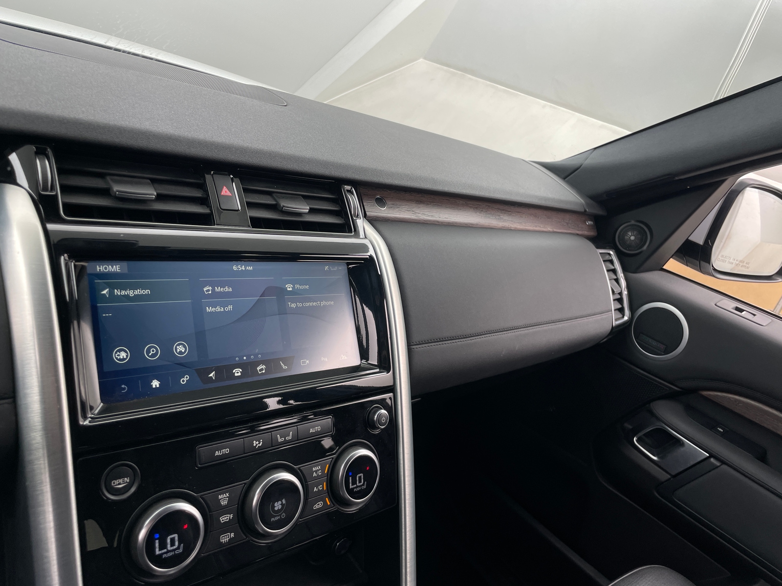 Thumbnail: 2017 Land Rover Discovery - 3