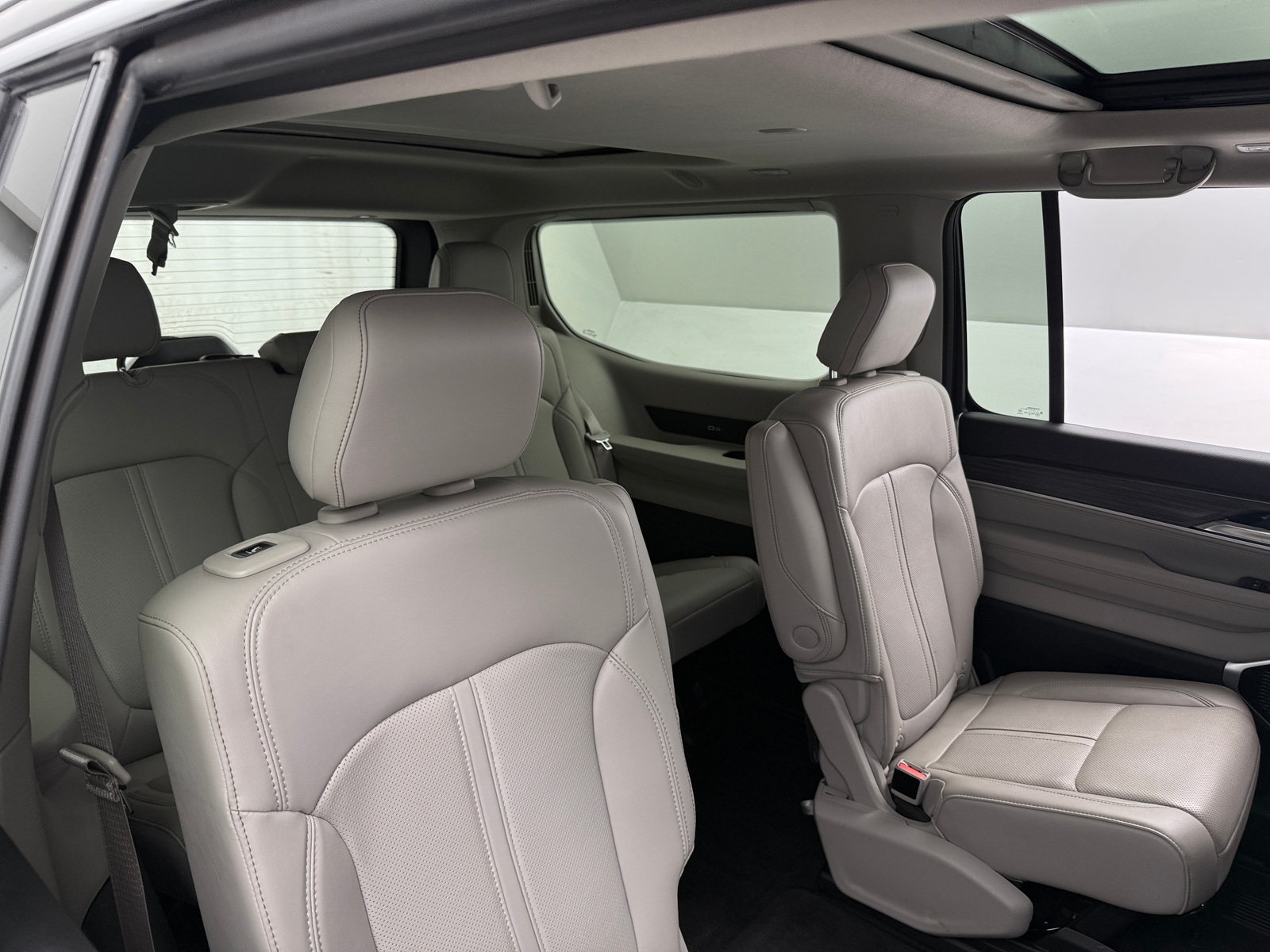 Thumbnail: 2023 Jeep Wagoneer - 5