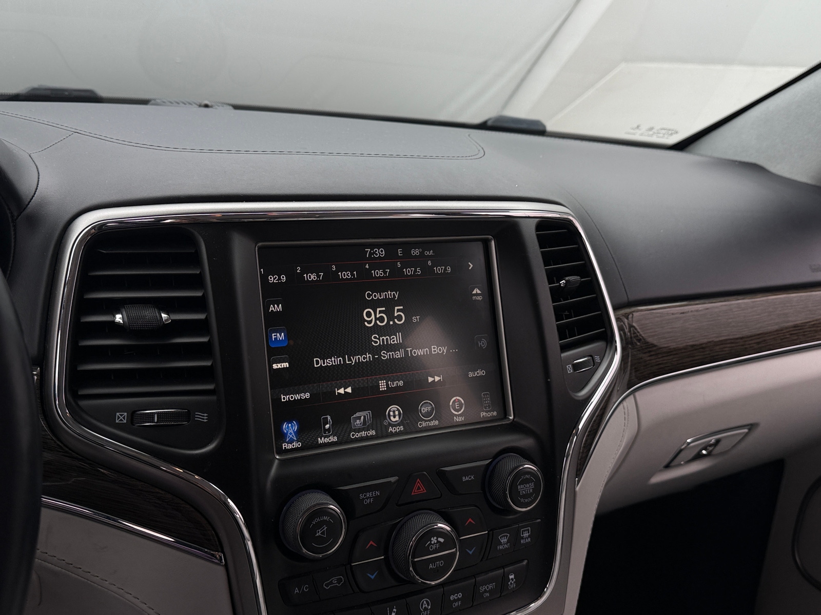 Thumbnail: 2017 Jeep Grand Cherokee - 3