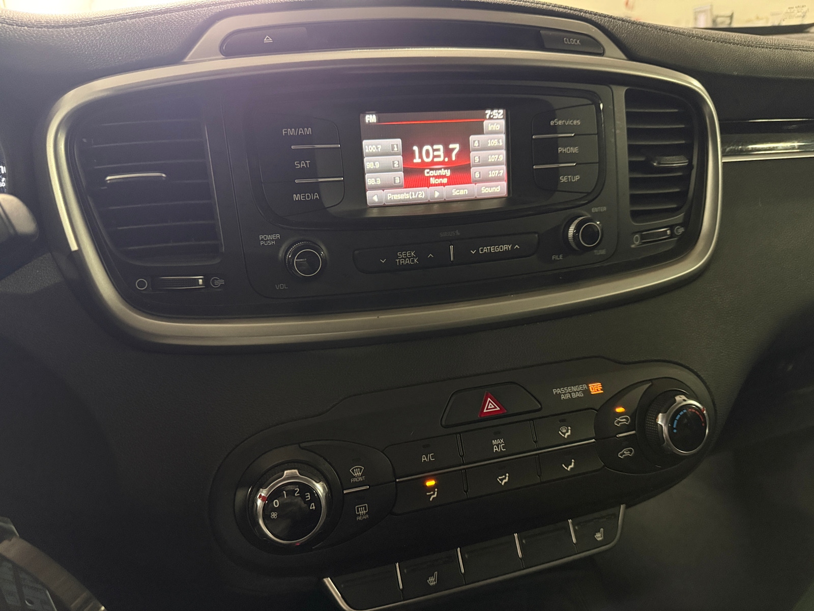 Thumbnail: 2016 Kia Sorento - 4