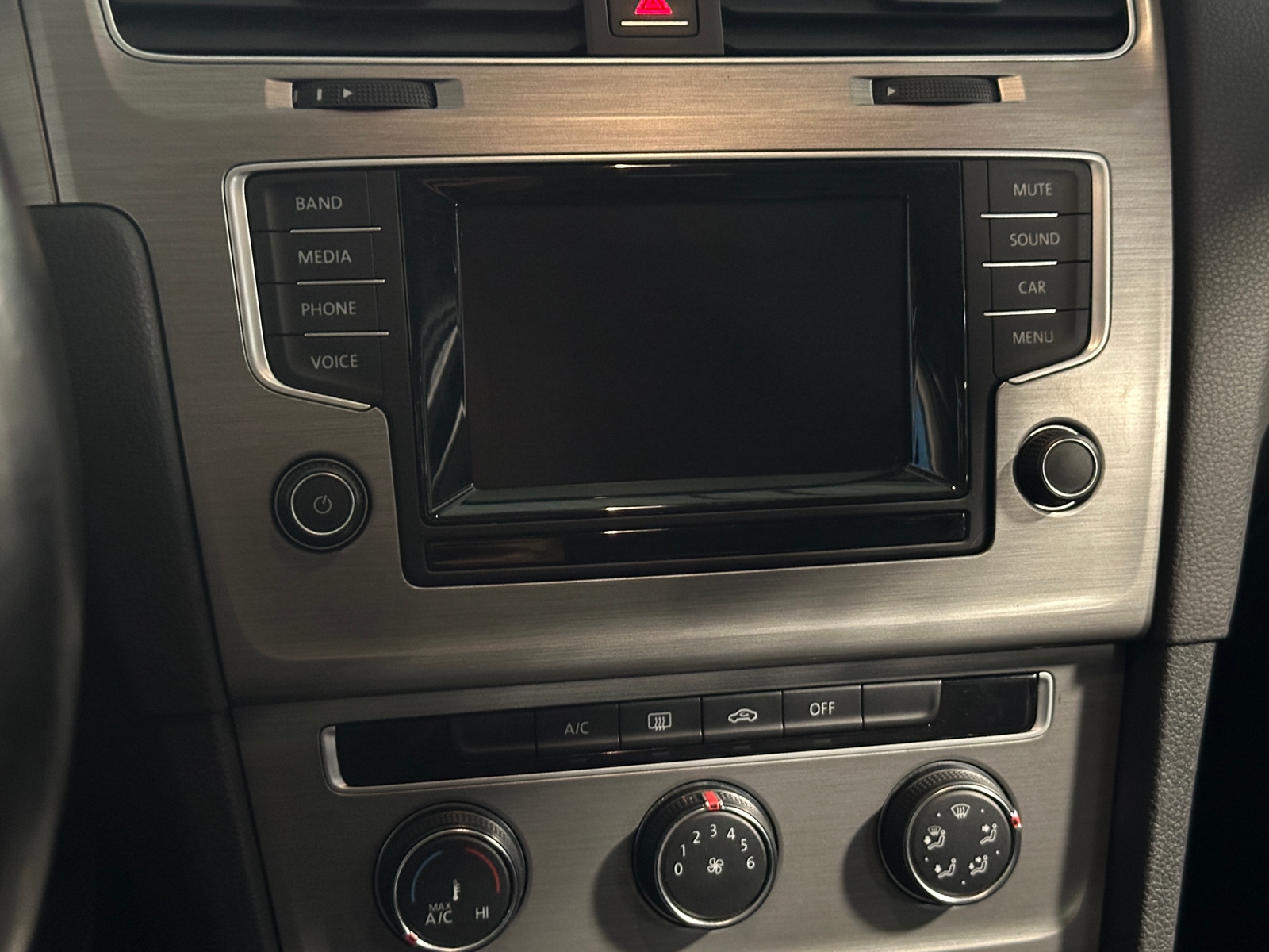 Thumbnail: 2015 Volkswagen e-Golf - 4