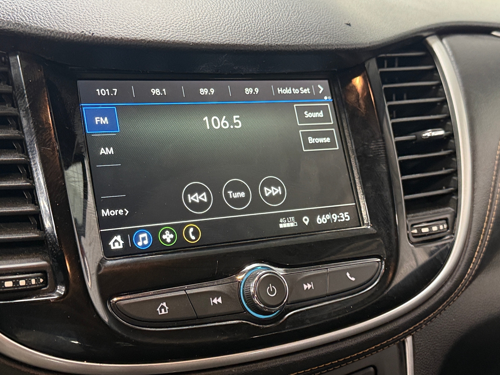 Thumbnail: 2018 Chevrolet Trax - 4