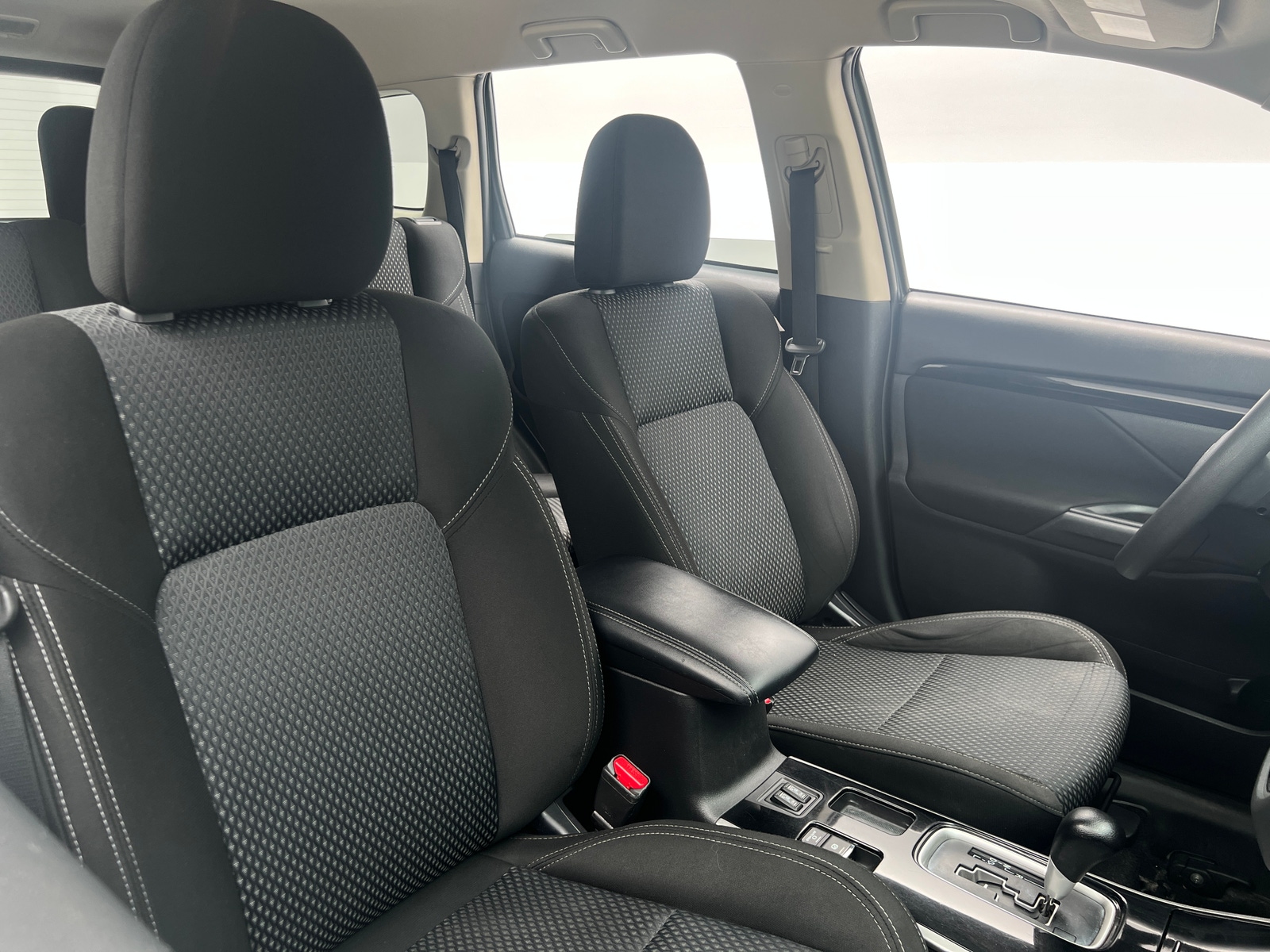 Thumbnail: 2020 Mitsubishi Outlander - 2