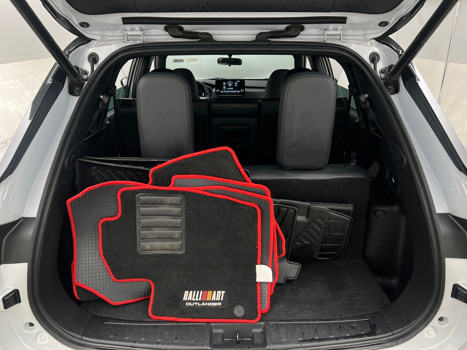 Thumbnail: 2023 Mitsubishi Outlander - 6