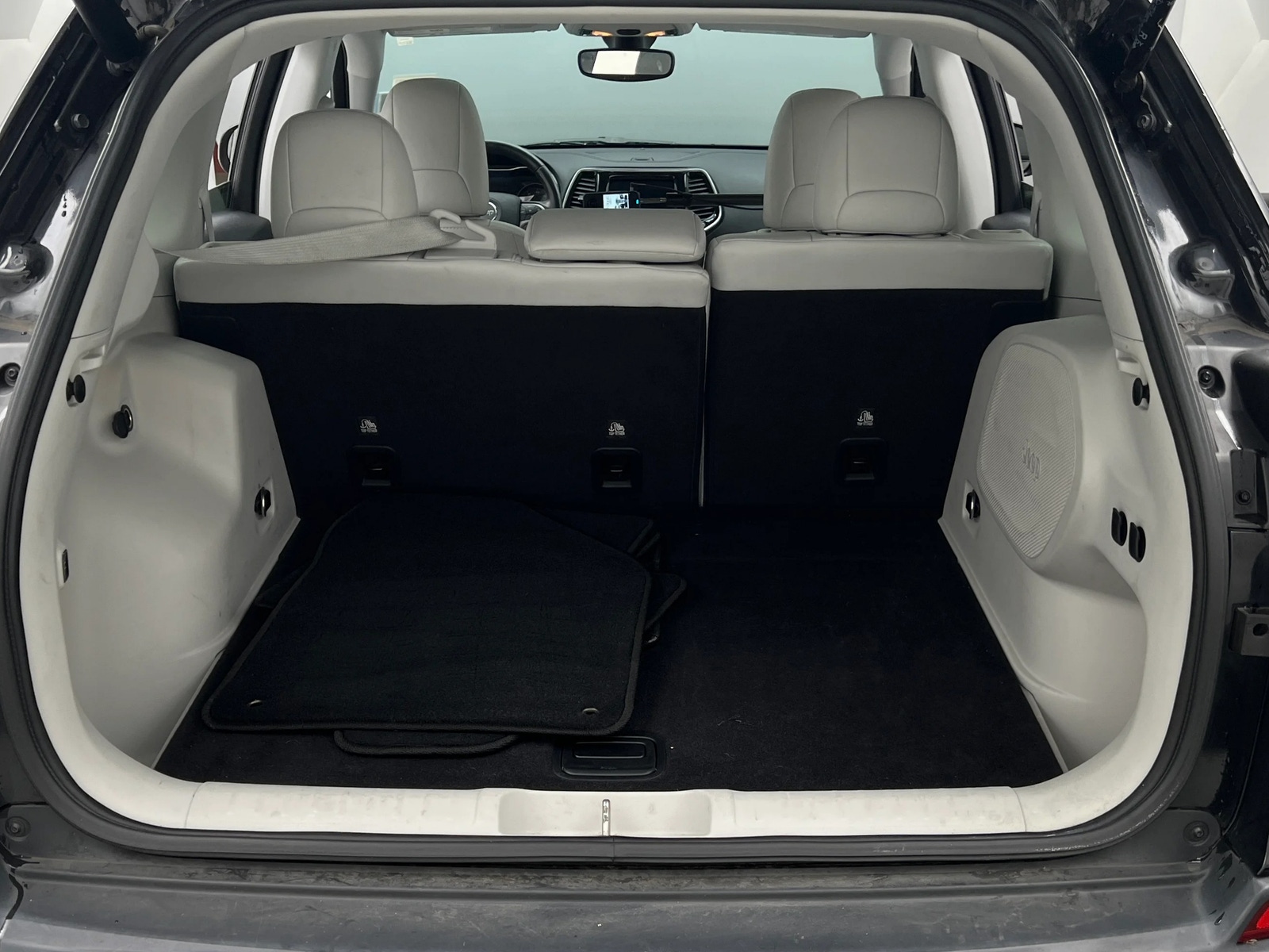 Thumbnail: 2019 Jeep Cherokee - 6