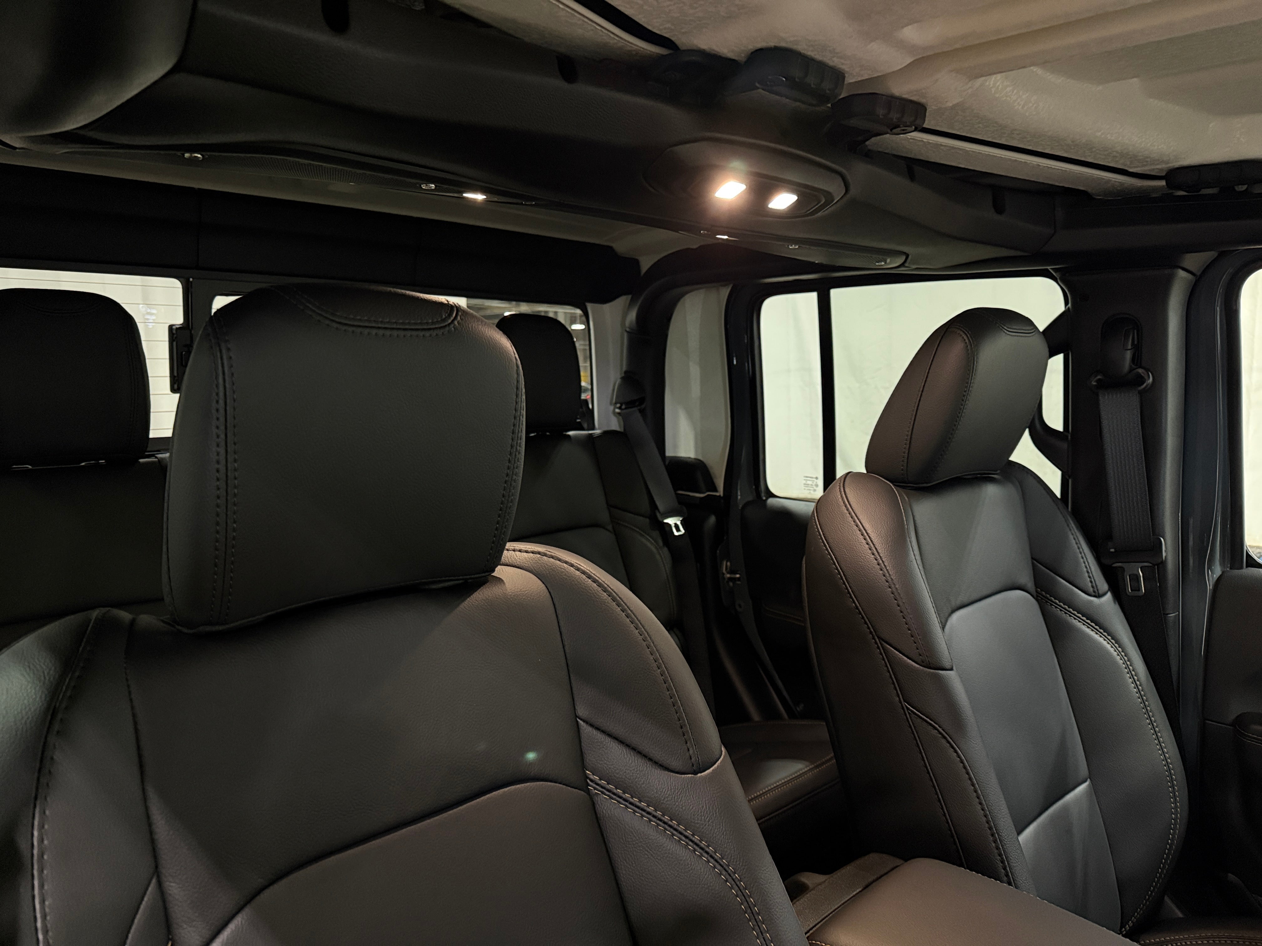 2026 Jeep Gladiator Sahara Auto's photo
