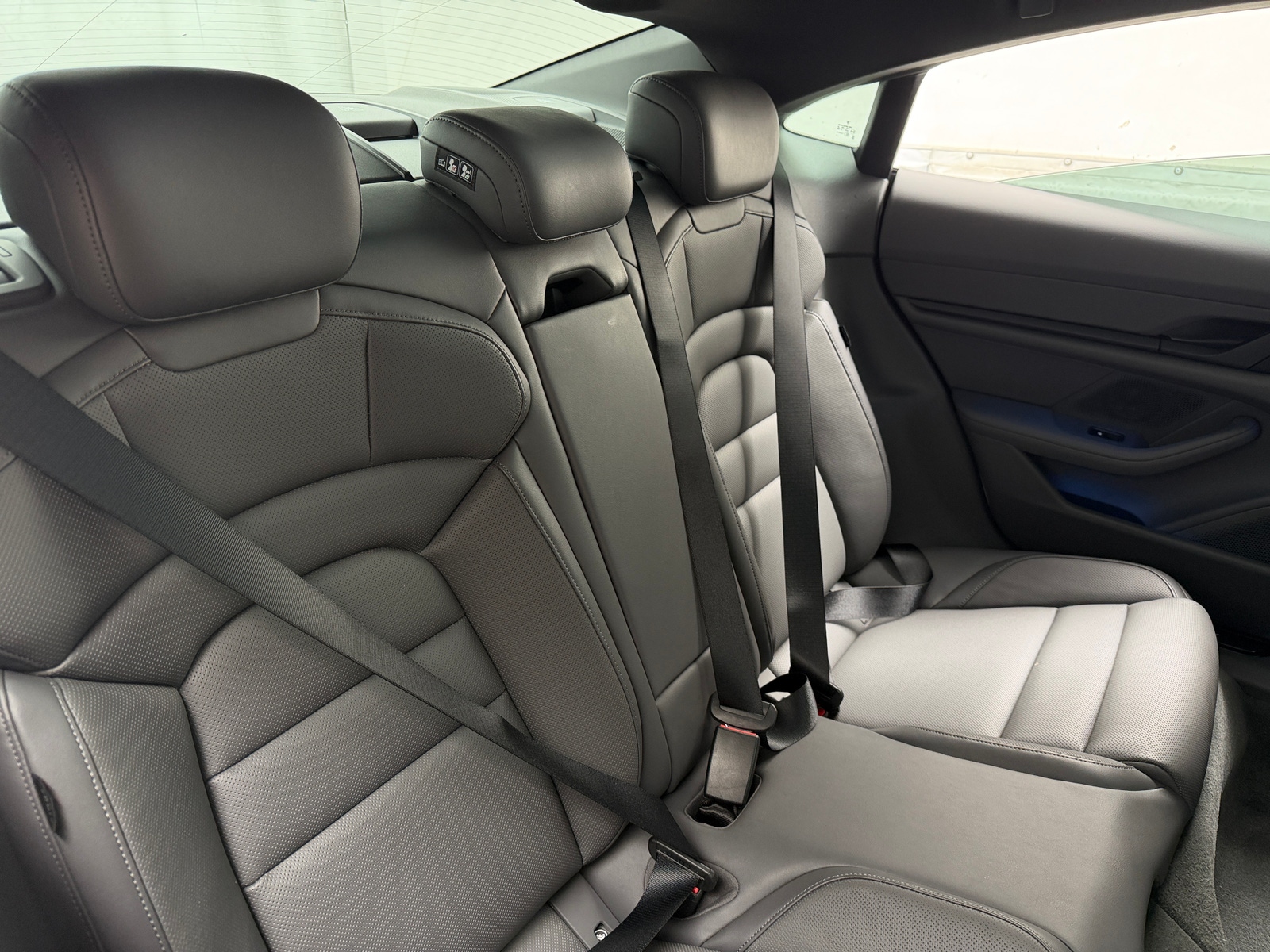 Thumbnail: 2022 Porsche Taycan - 5