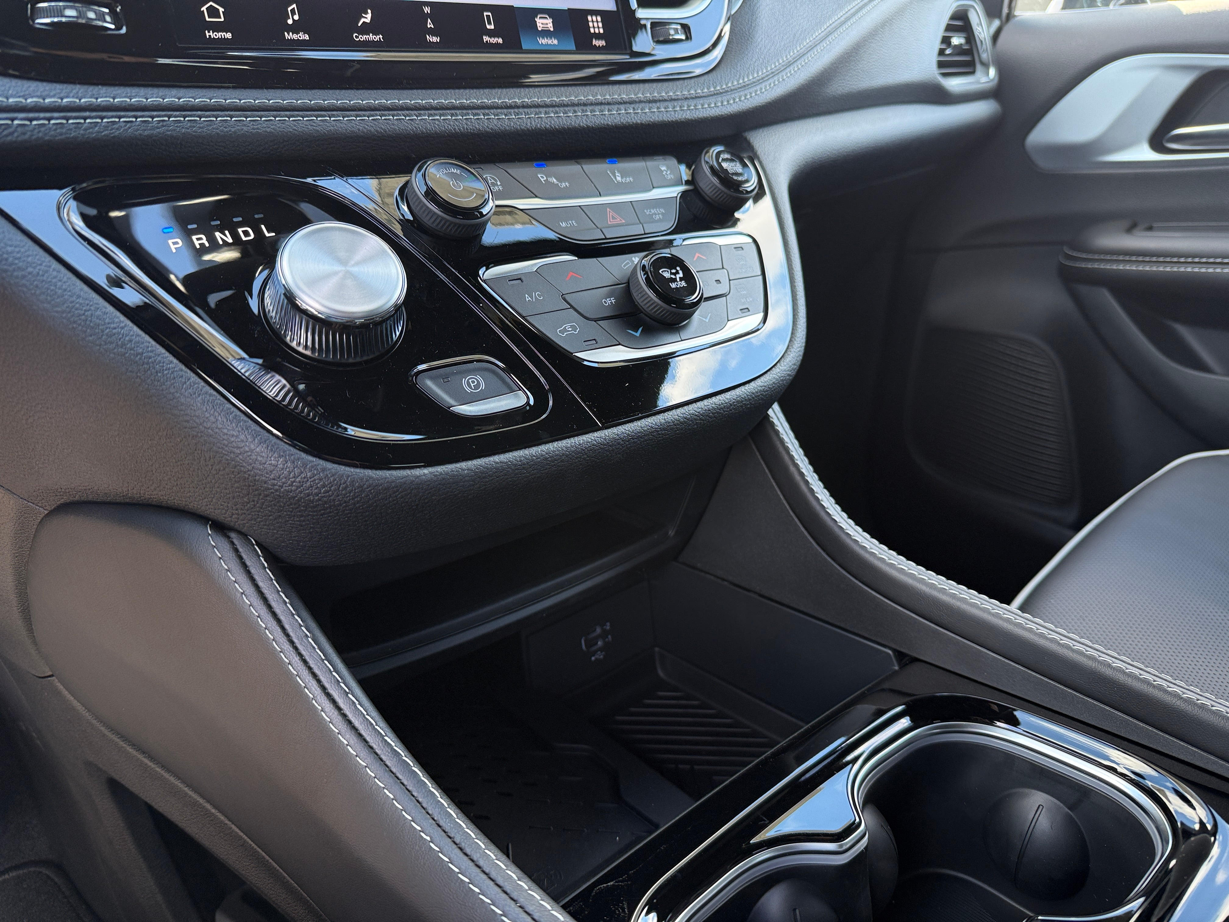 2026 Chrysler Pacifica Limited AWD's photo