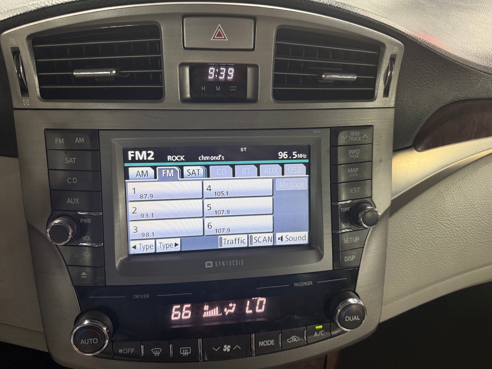 Thumbnail: 2011 Toyota Avalon - 3