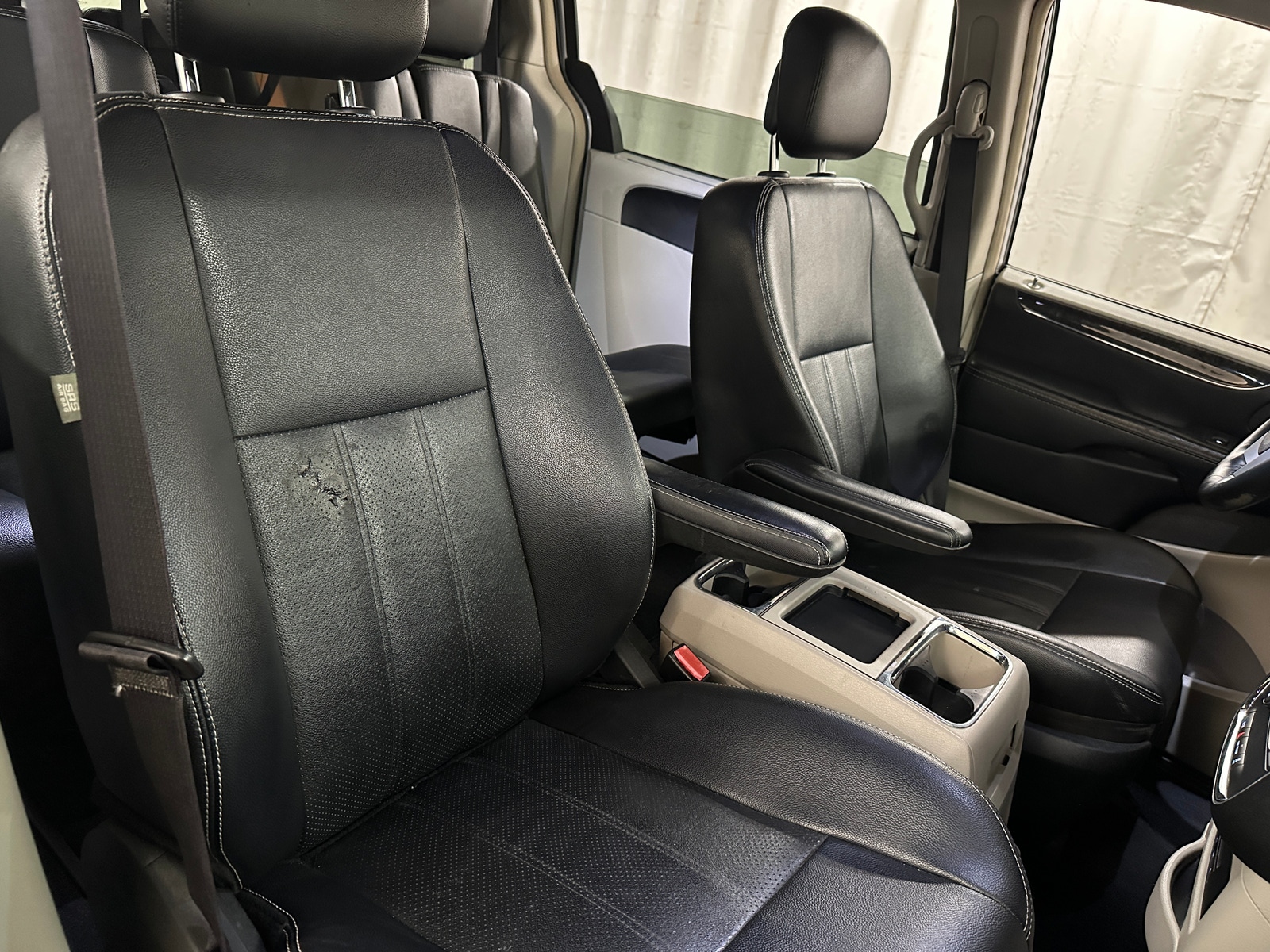 Thumbnail: 2015 Chrysler Town & Country - 2