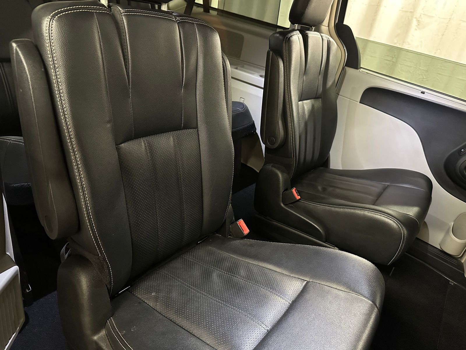 Thumbnail: 2015 Chrysler Town & Country - 6
