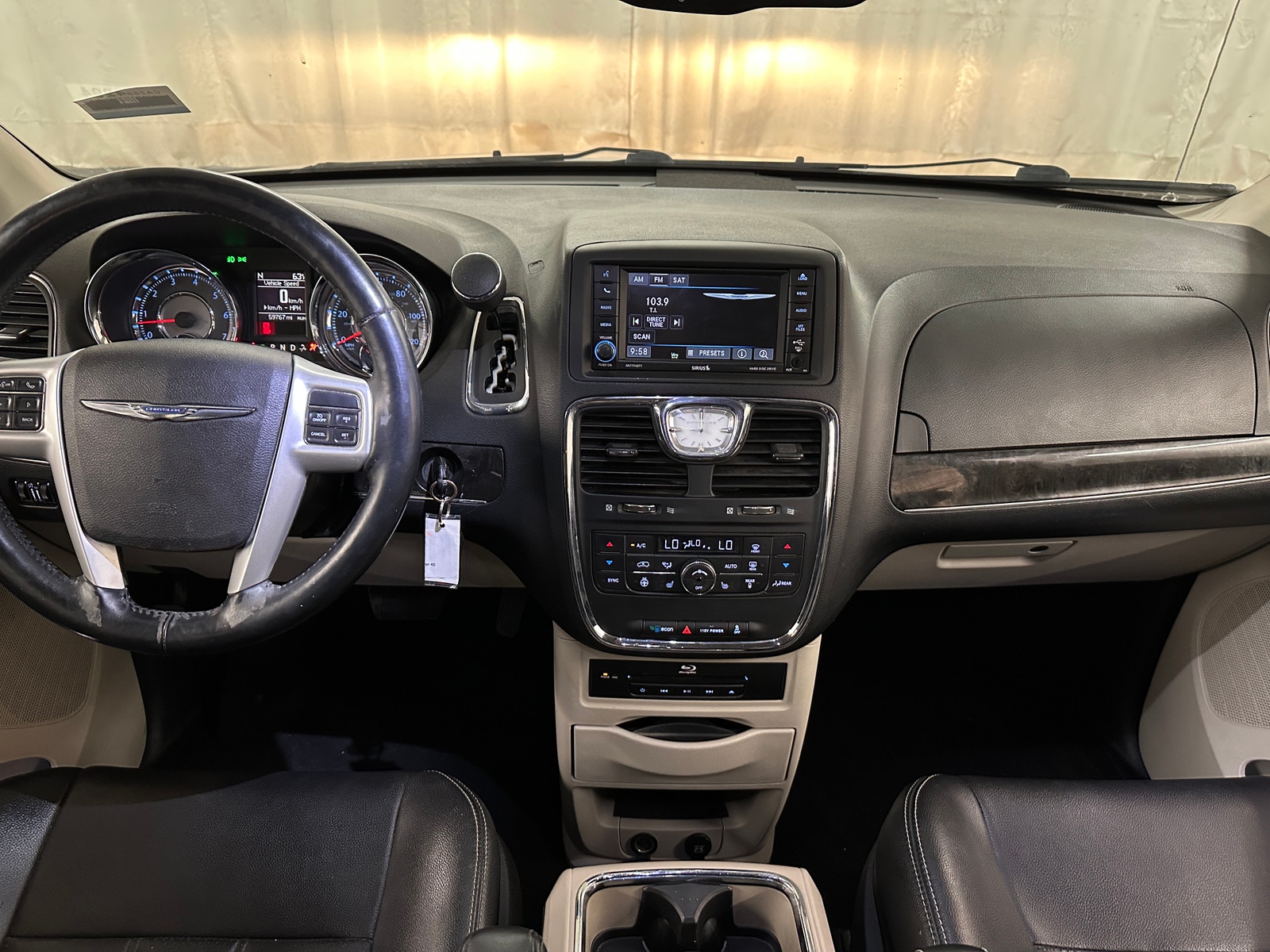 Thumbnail: 2015 Chrysler Town & Country - 3