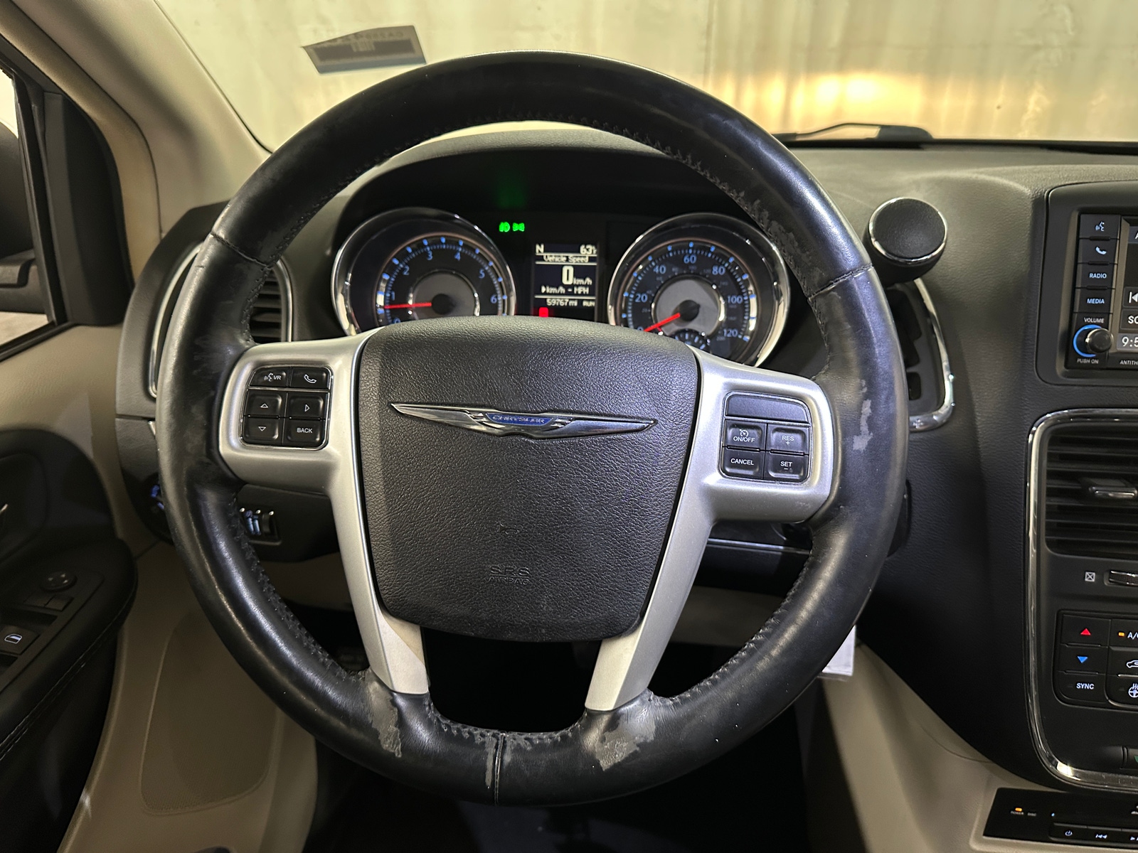 Thumbnail: 2015 Chrysler Town & Country - 5