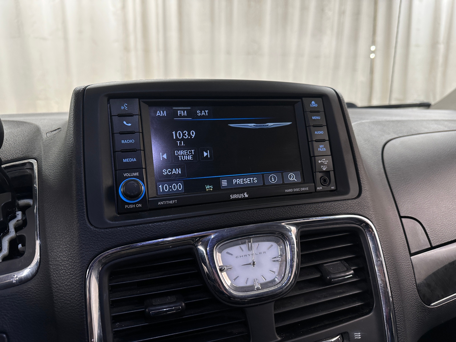 Thumbnail: 2015 Chrysler Town & Country - 4