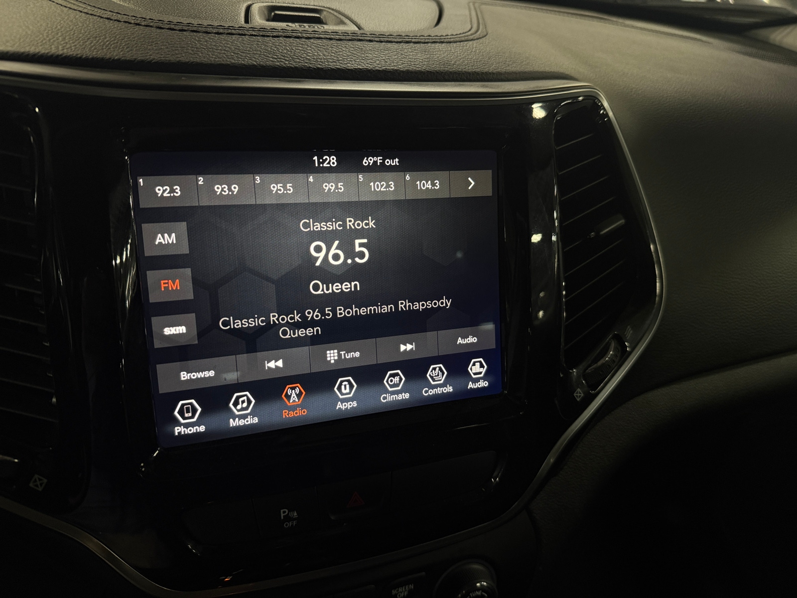 Thumbnail: 2019 Jeep Cherokee - 3