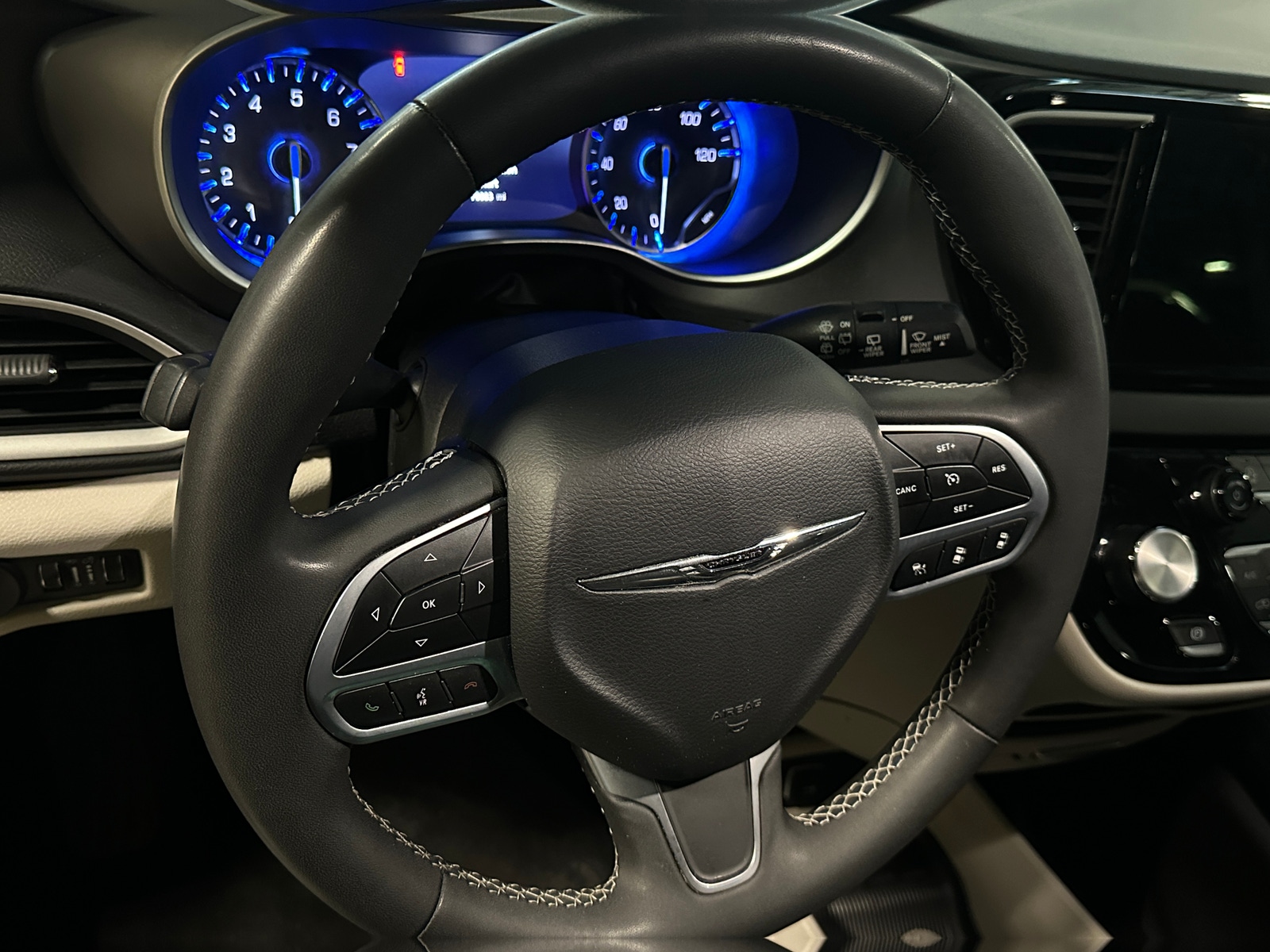 Thumbnail: 2023 Chrysler Pacifica - 4