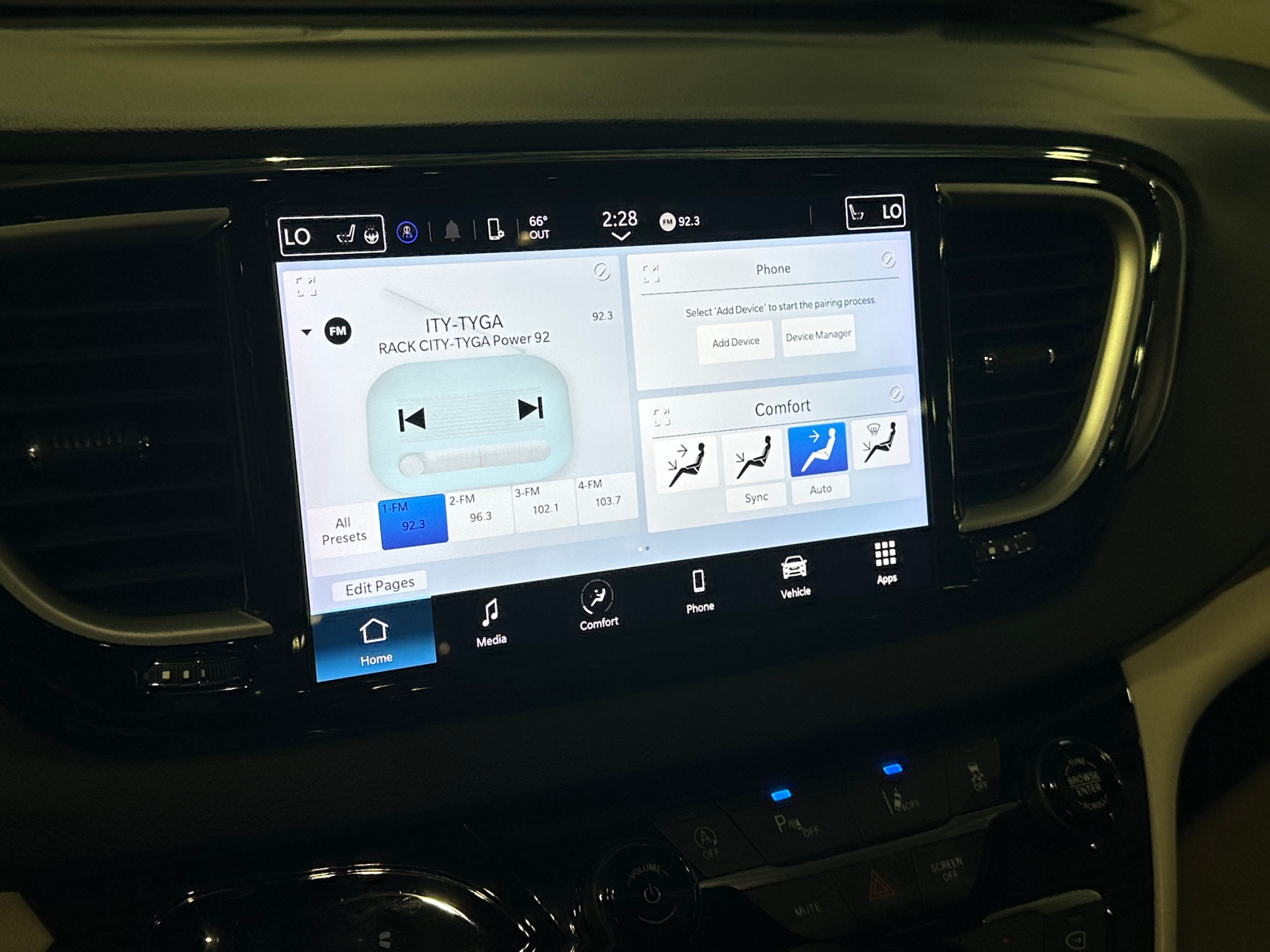 Thumbnail: 2023 Chrysler Pacifica - 3