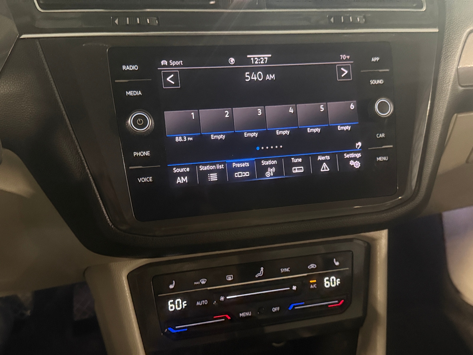 Thumbnail: 2022 Volkswagen Tiguan - 3