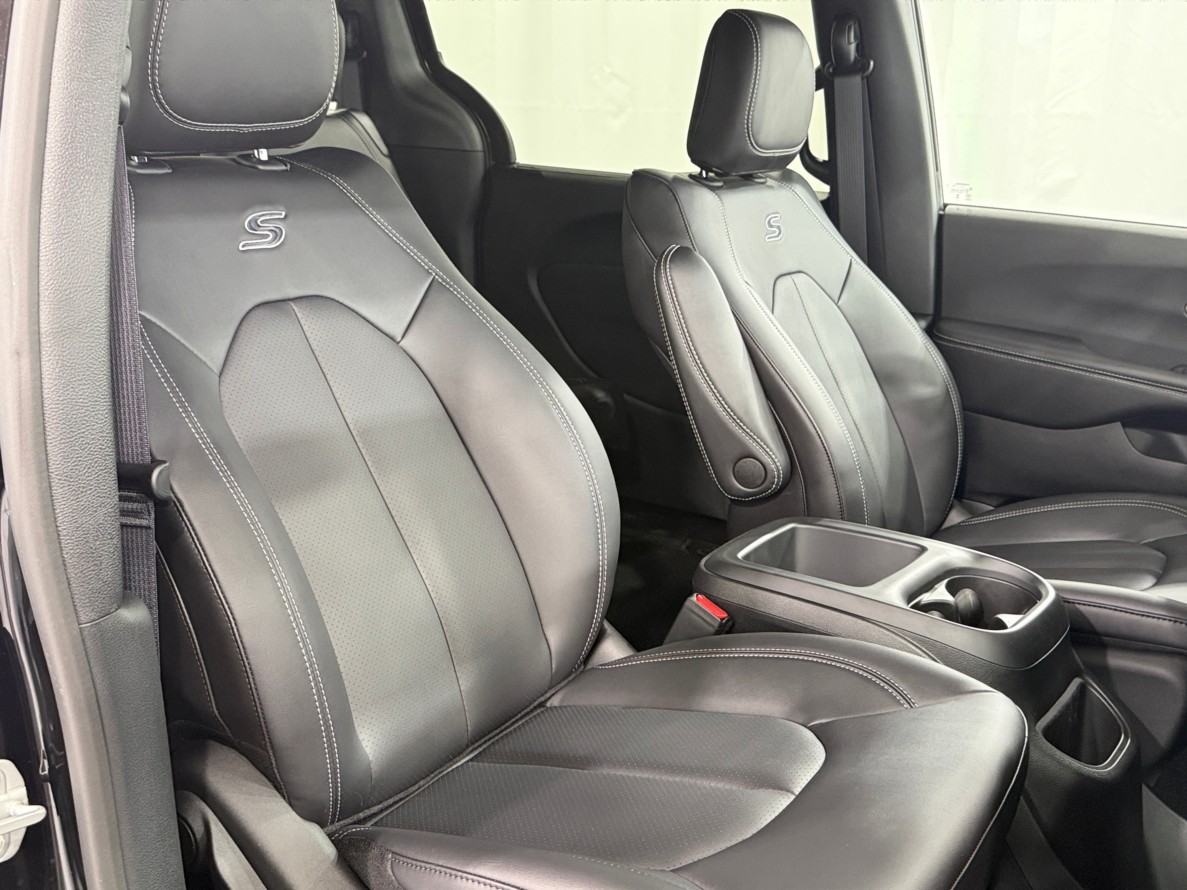 2026 Chrysler Pacifica Select's photo