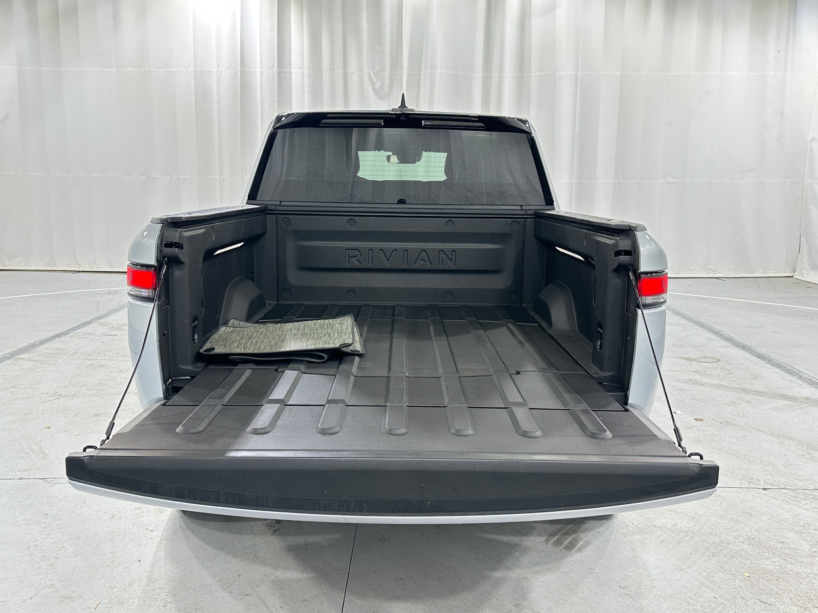 Thumbnail: 2023 Rivian R1T - 6