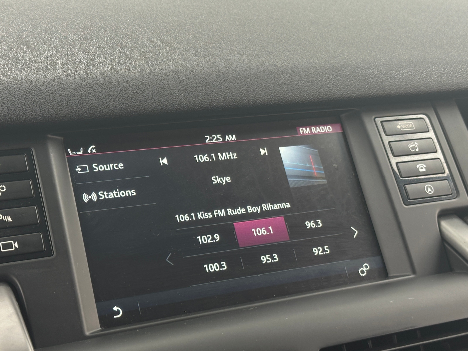 Thumbnail: 2019 Land Rover Discovery Sport - 3