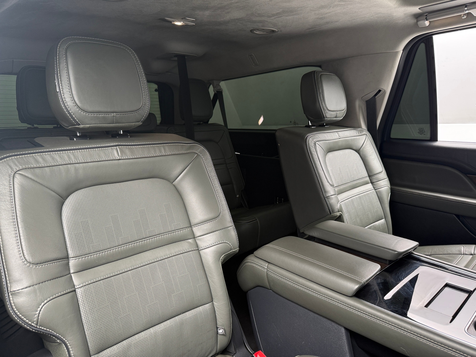 Thumbnail: 2022 Lincoln Navigator L - 5