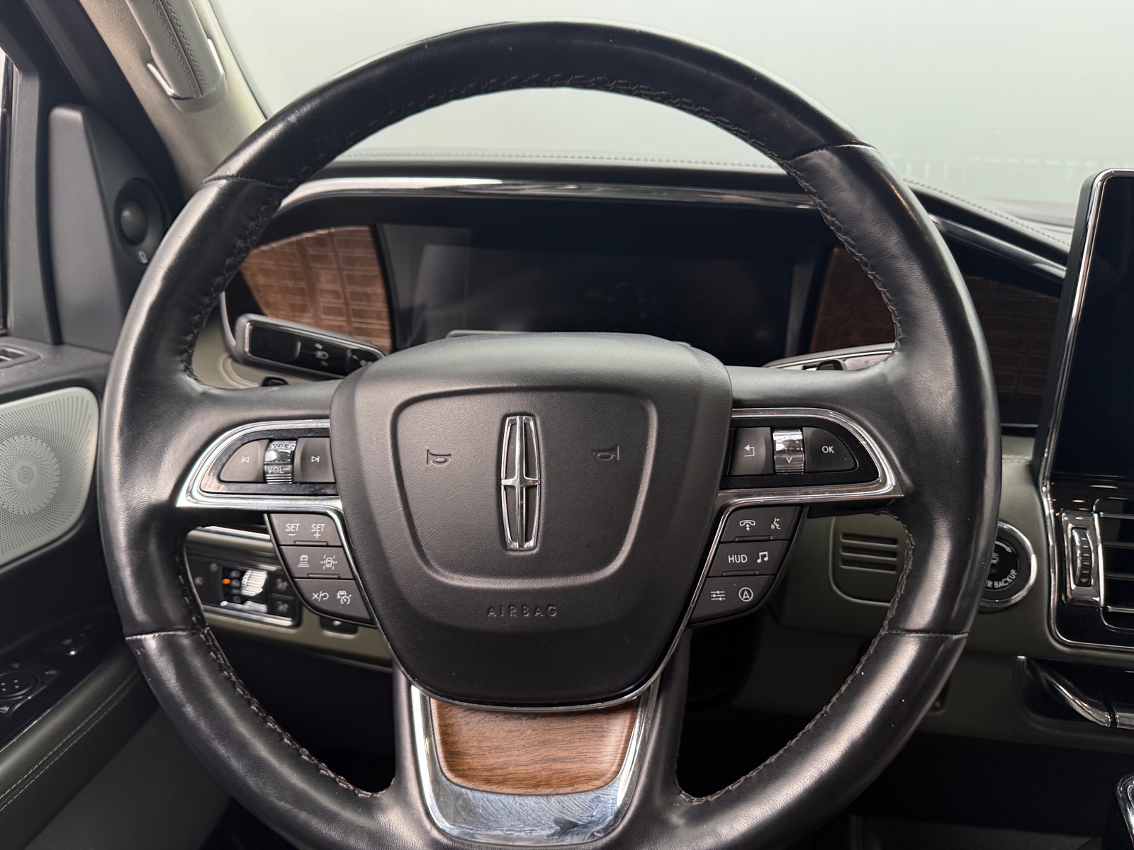 Thumbnail: 2022 Lincoln Navigator L - 4
