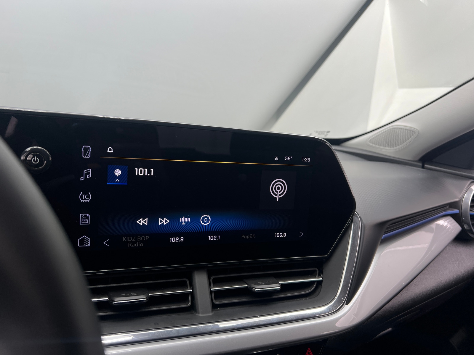 Thumbnail: 2025 Chevrolet Trax - 4